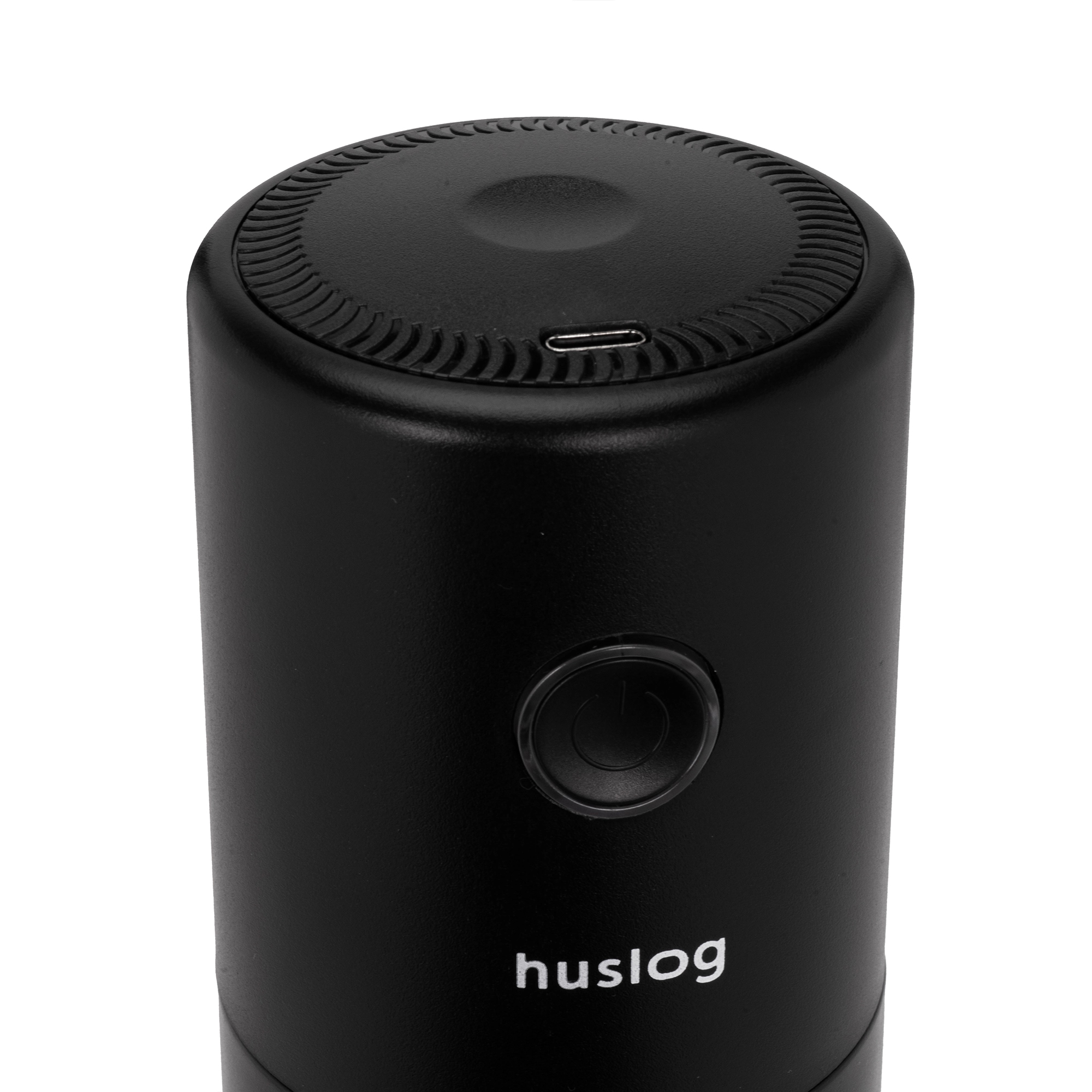 Czarny cylindryczny głośnik z logo Huslog, przyciskiem zasilania i portem USB-C.