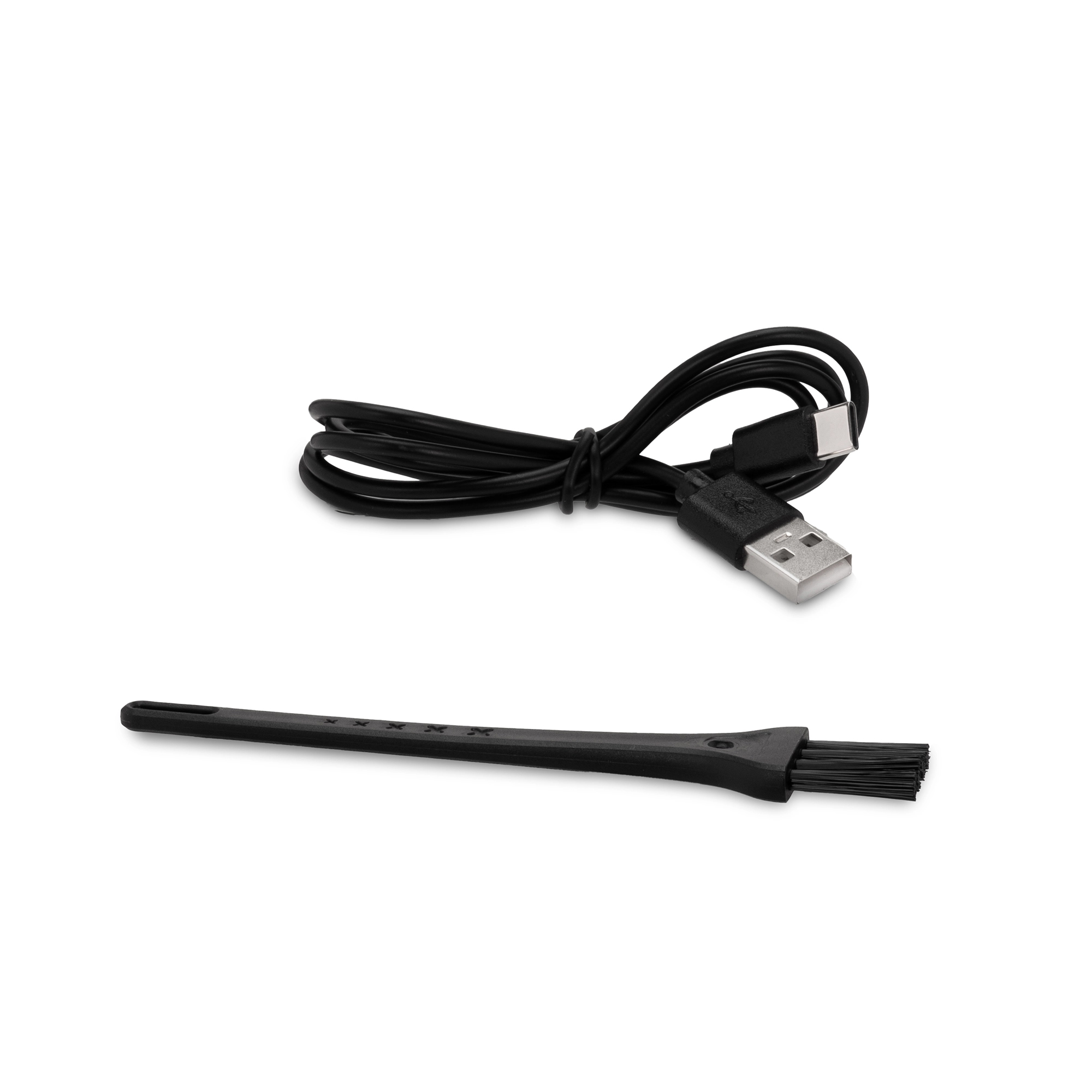 Czarny kabel USB-C i czarna szczotka leżą obok siebie.
