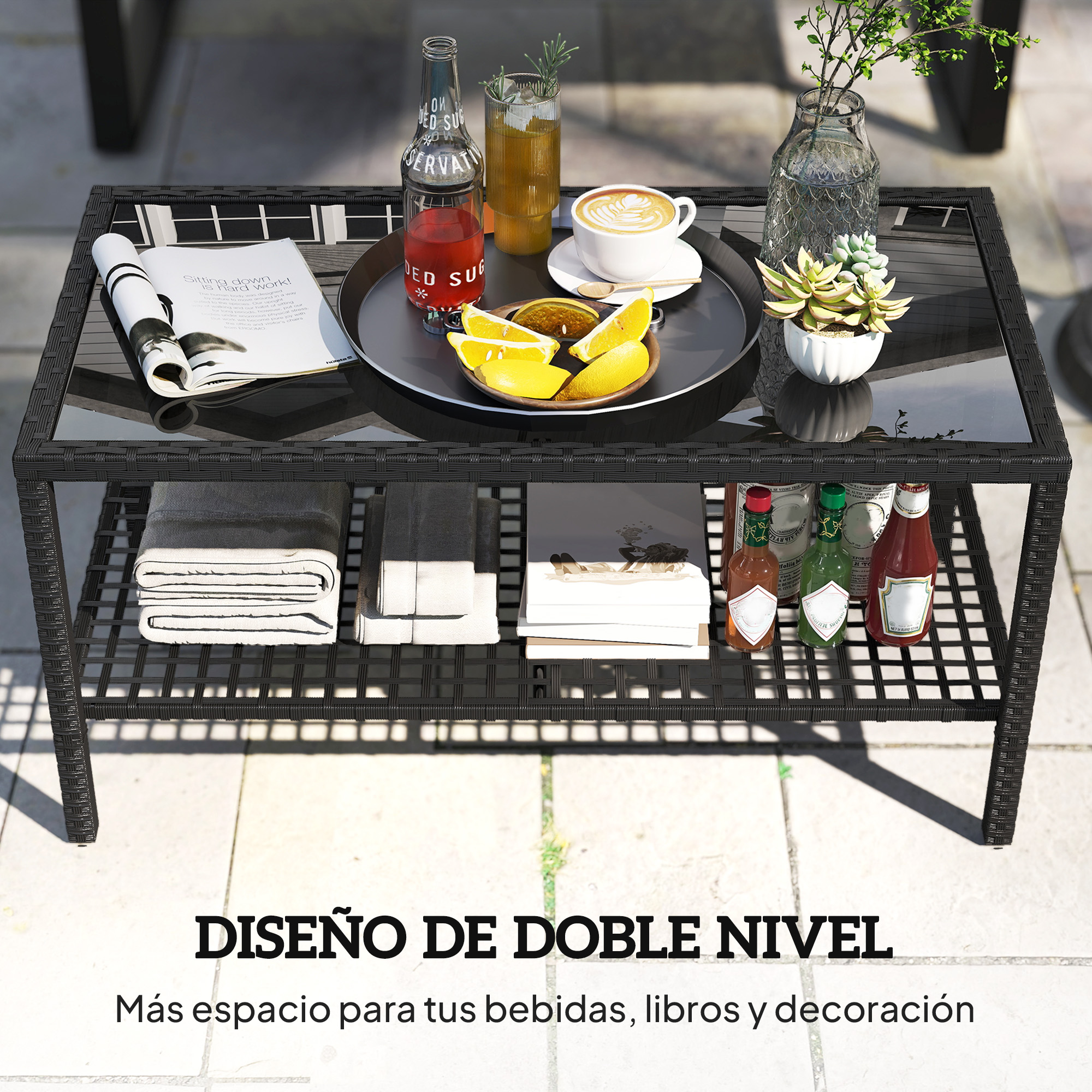 Una mesa negra de dos niveles con bebidas, libros y decoración.