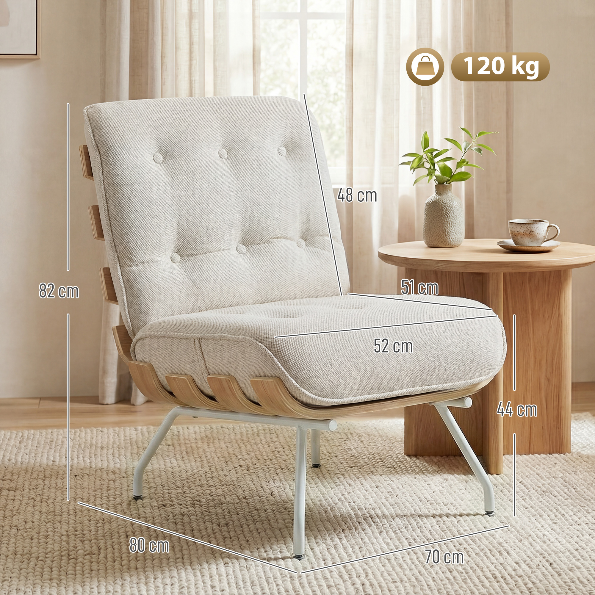 Un sillón beige con detalles de madera y patas blancas sobre una alfombra.