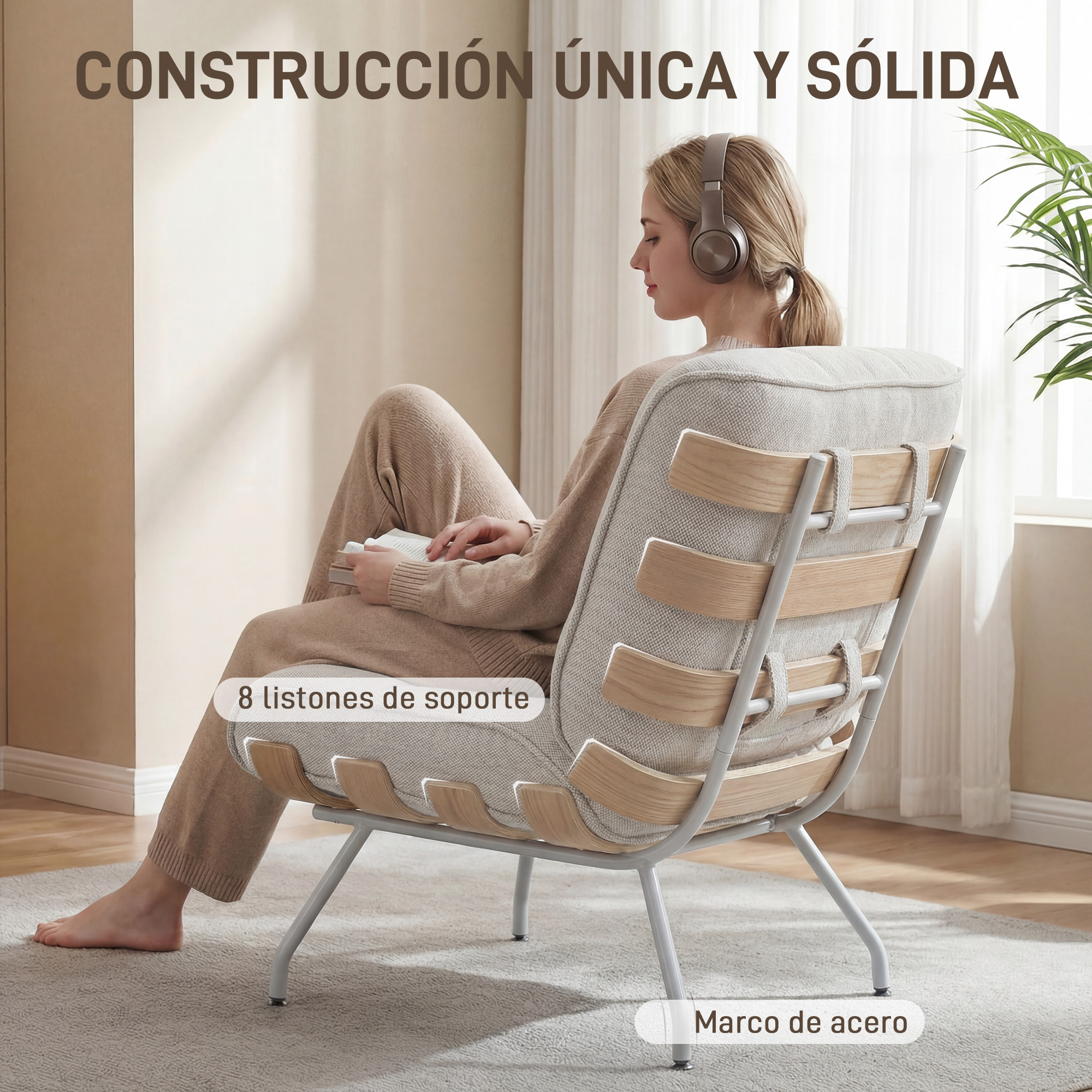 Una mujer con auriculares se sienta en una silla, leyendo un libro.