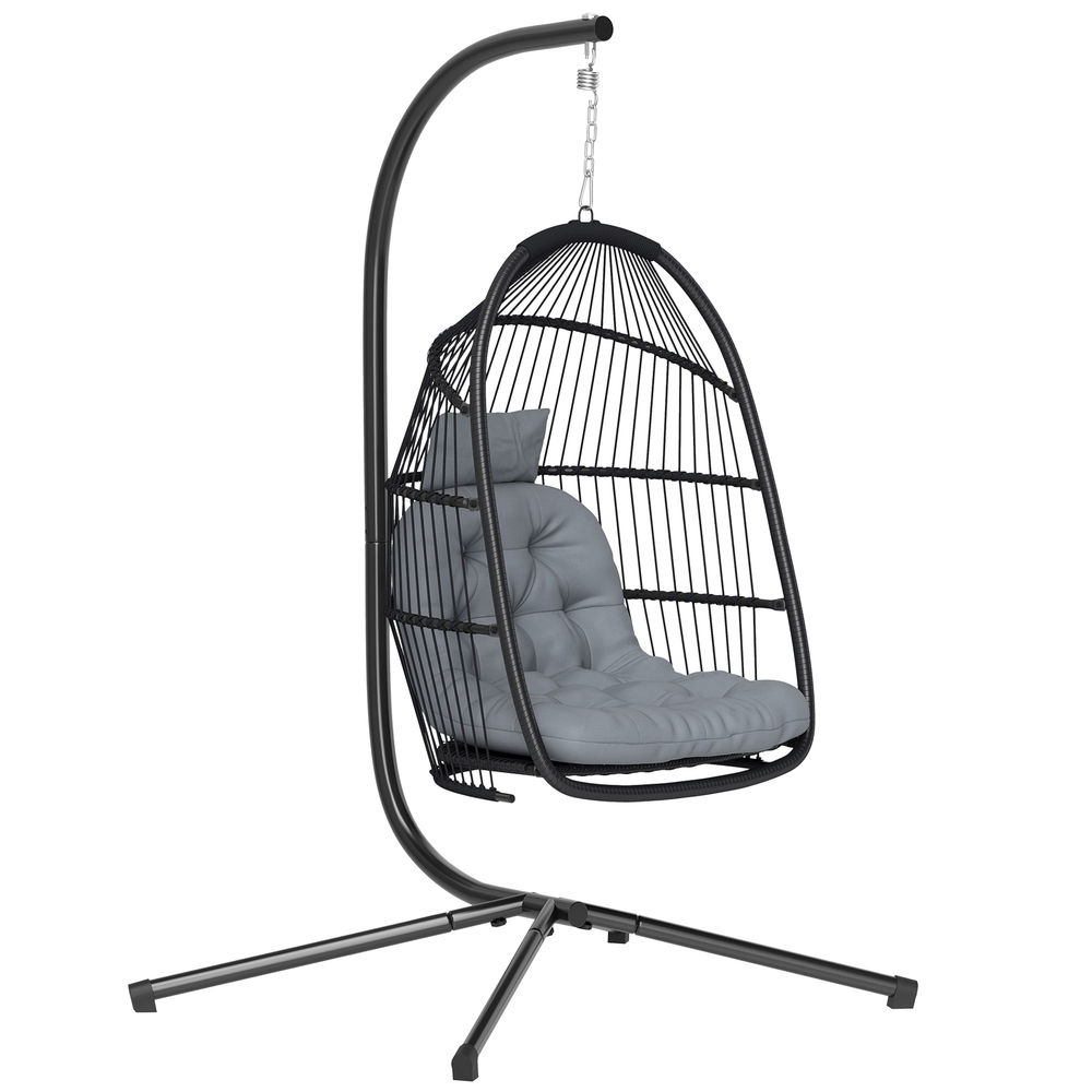 Silla colgante negra tipo cesta con cojines grises sobre soporte.