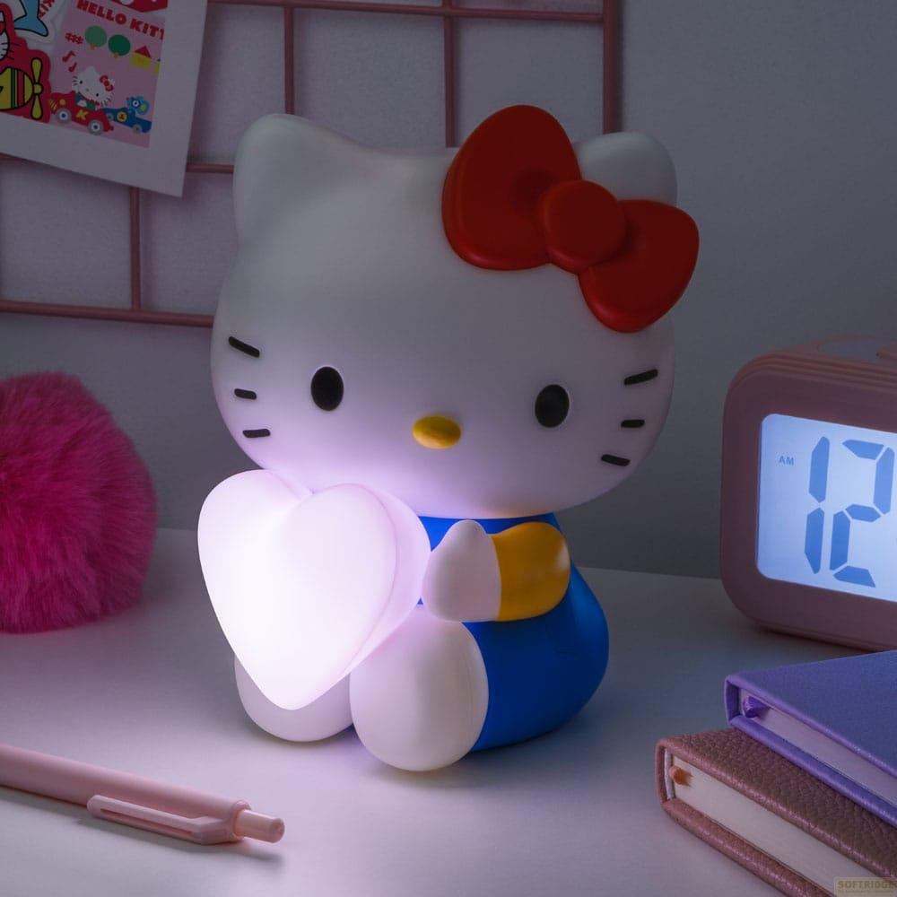 Lampa Hello Kitty trzymająca serce. Różowa kulka, budzik, książki.