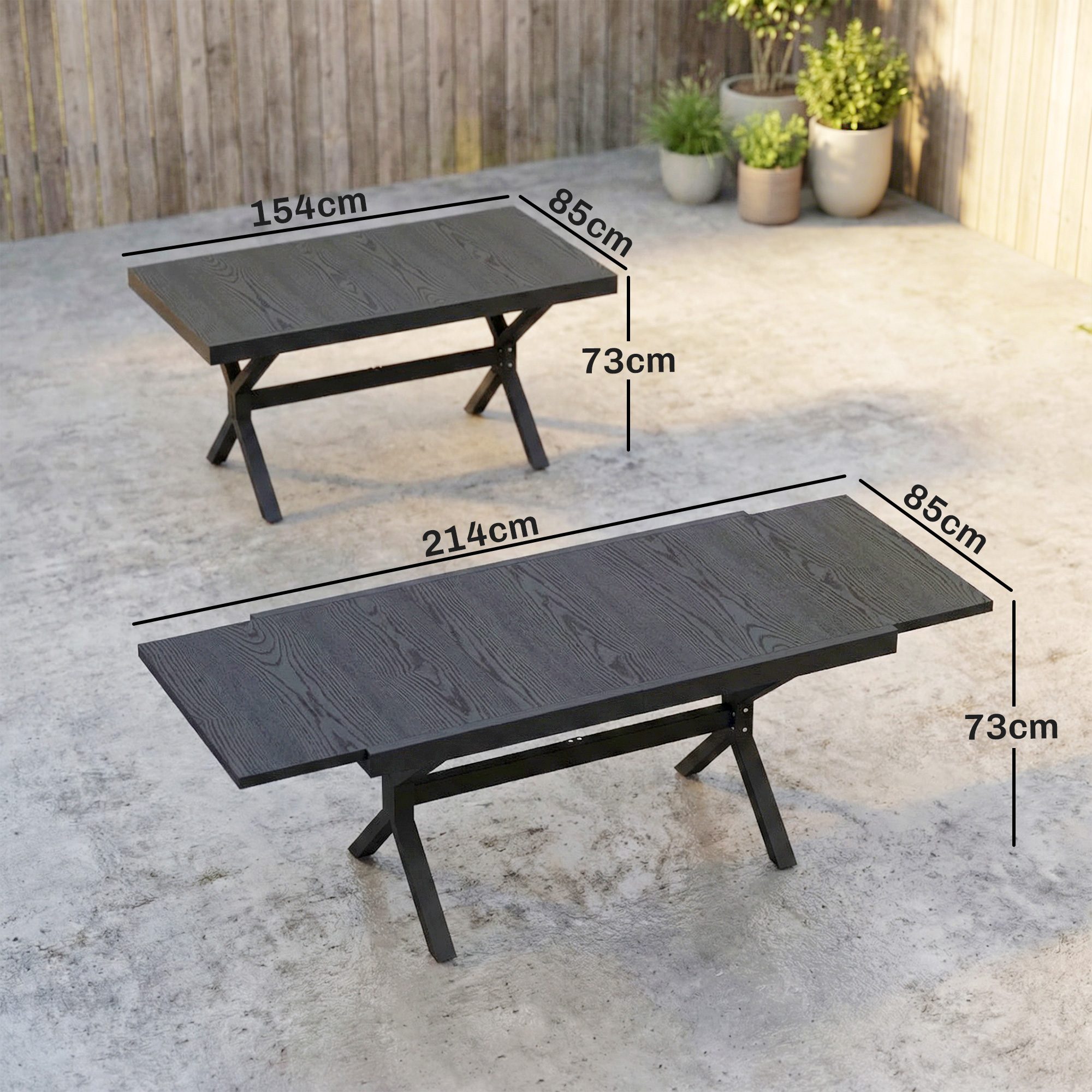 Dos mesas de madera oscura con patas metálicas en un patio de hormigón. Dimensiones mostradas.