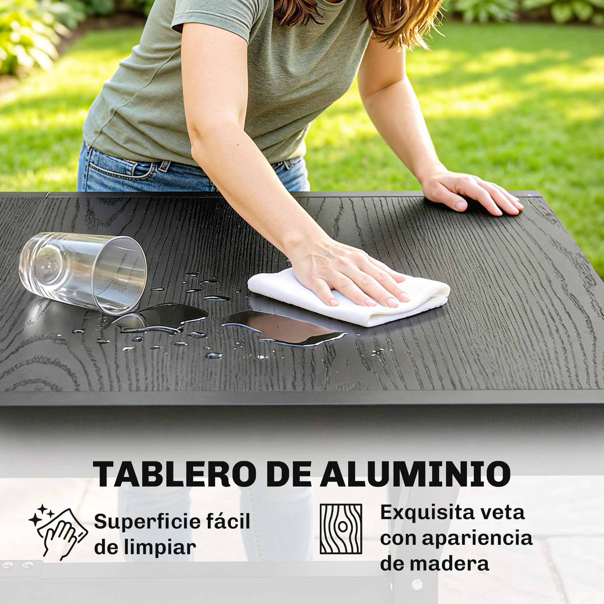 Una persona limpia agua de una mesa con veta de madera.