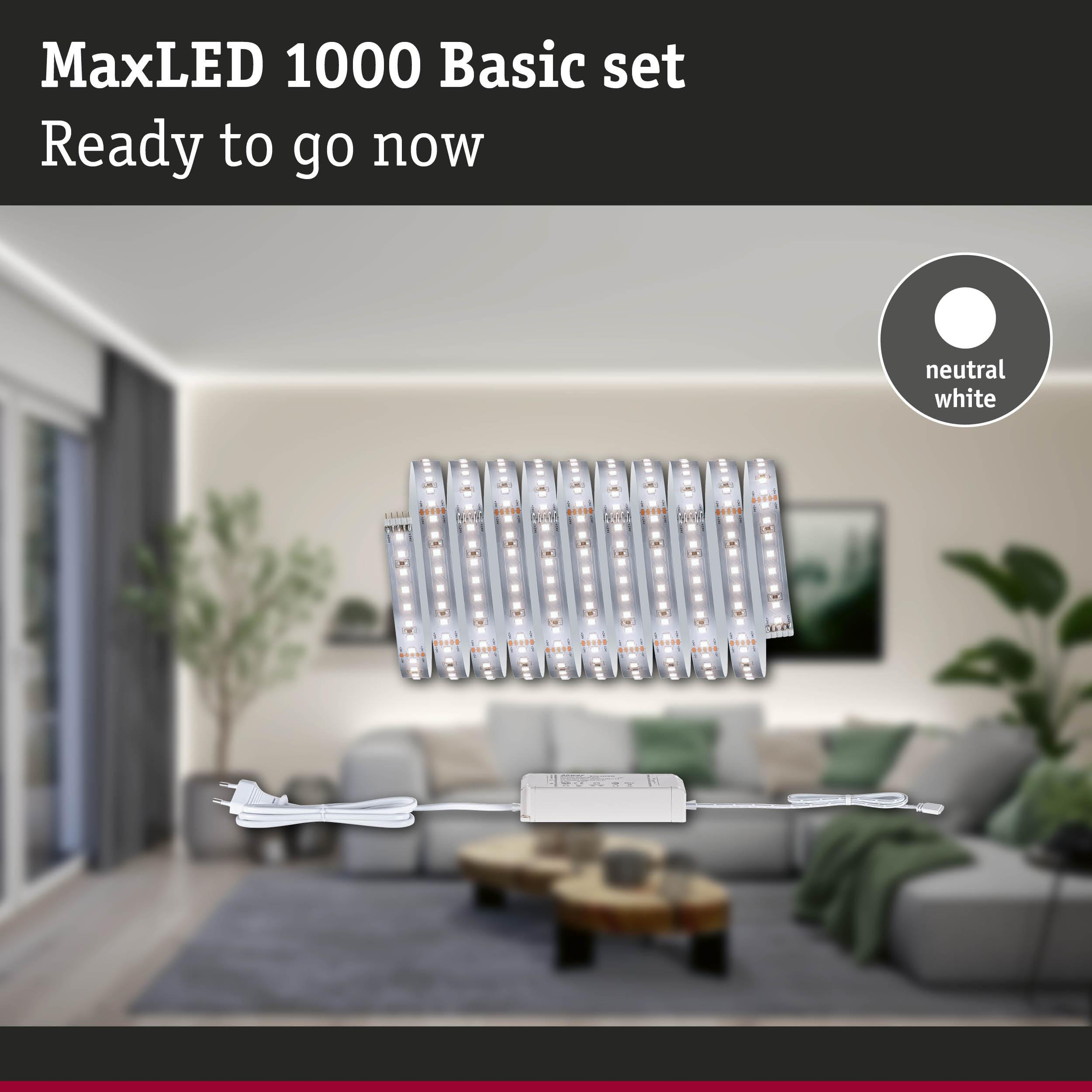 LED-Streifen mit Netzteil und Stecker in einem Wohnzimmer.