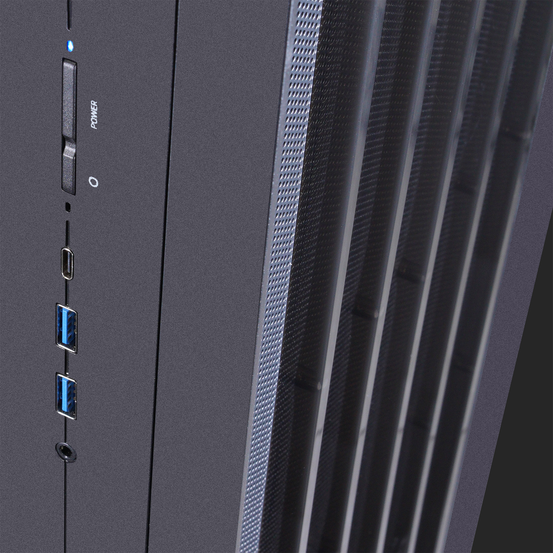 Ein schwarzes Computergehäuse mit Power-Schalter, USB-Anschlüssen und Lüftungsschlitzen.