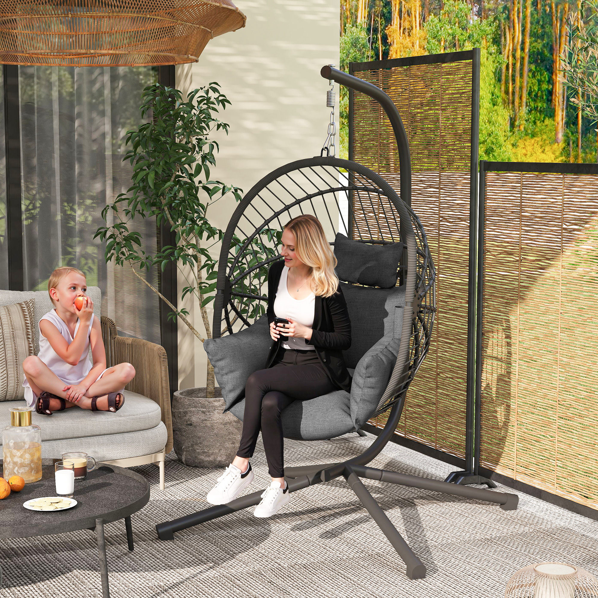 Due donne su un patio. Una seduta su un divano, l'altra su una sedia sospesa.