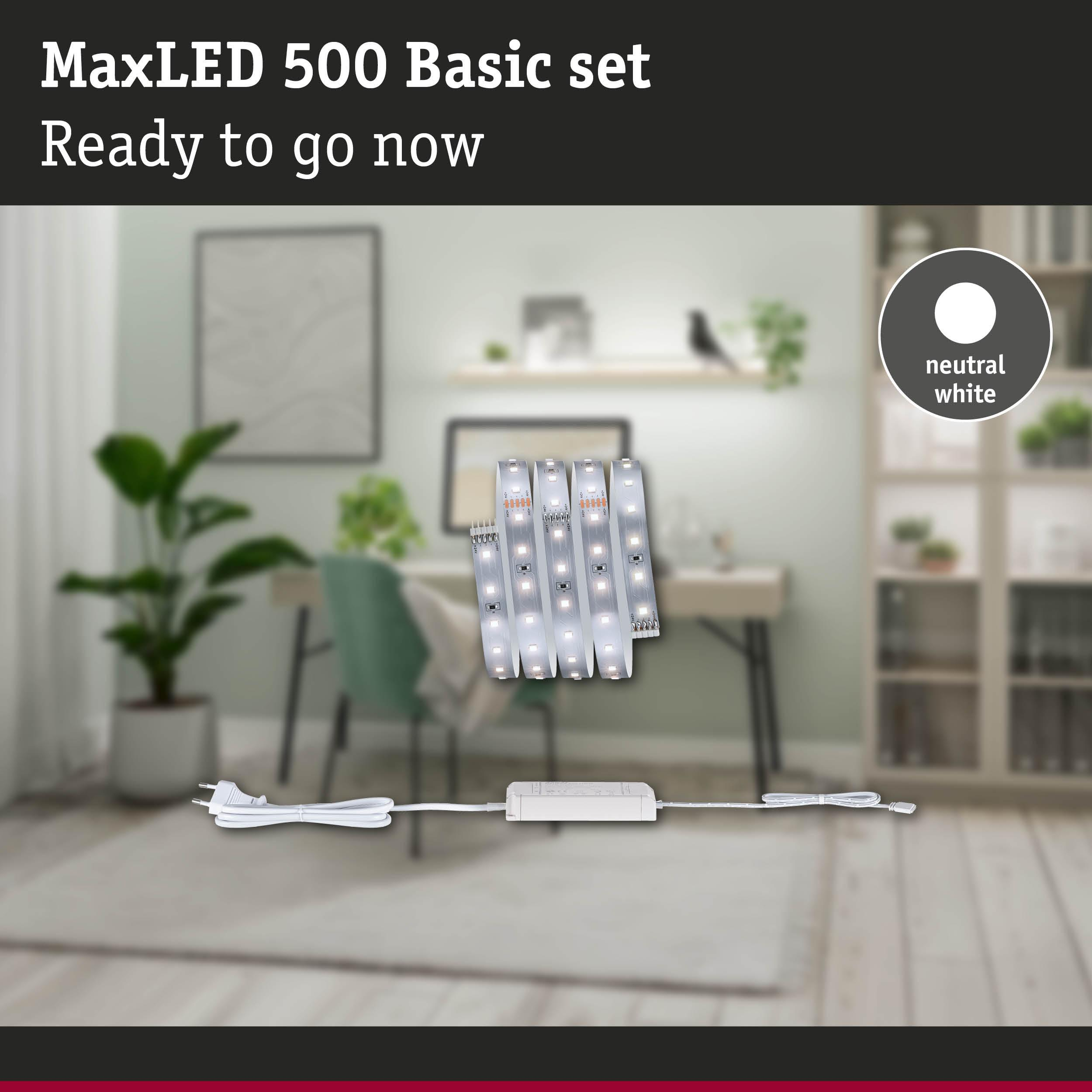 Ein LED-Streifen-Set mit Netzteil und Stecker liegt auf einem Teppich.