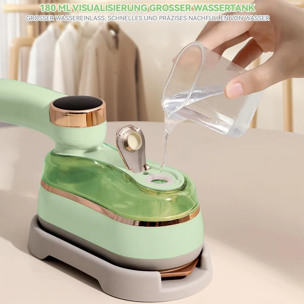 Eine Hand gießt Wasser aus einem Messbecher in einen grünen Dampfbügler.