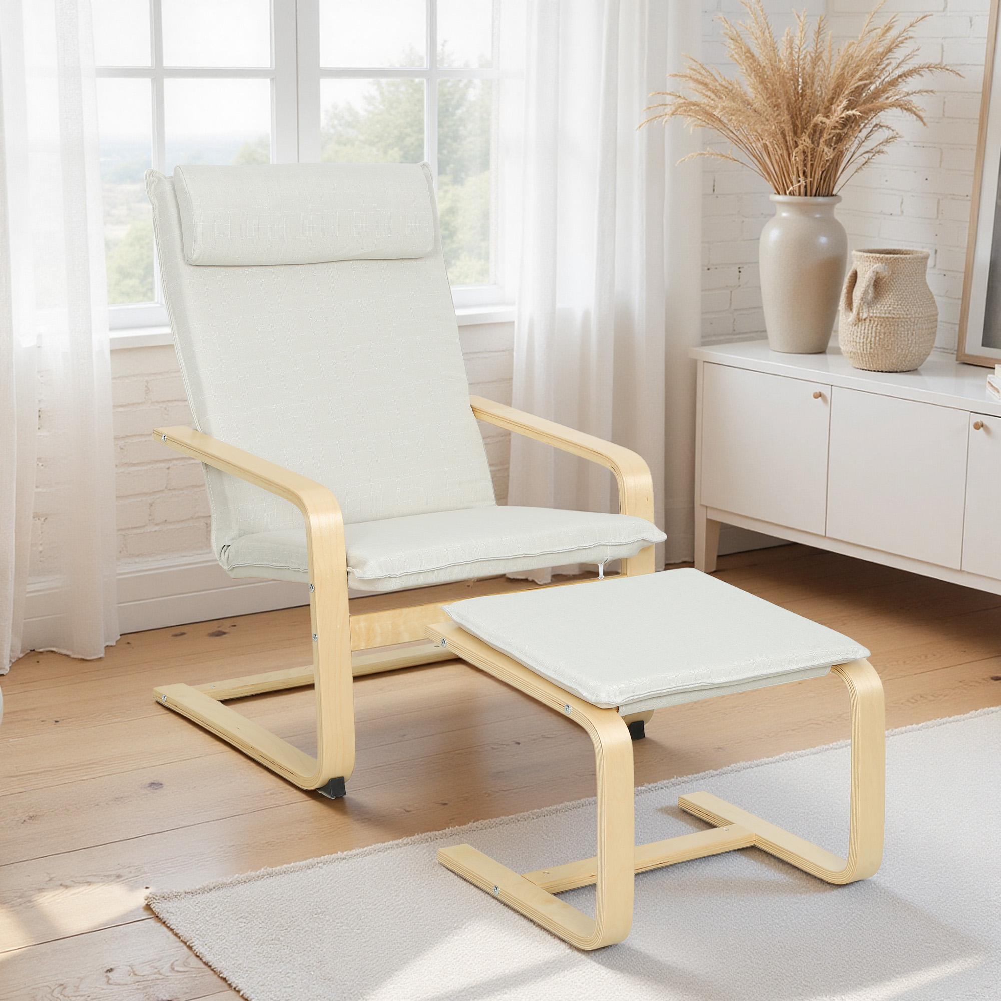 Un sillón beige con marco de madera y otomana a juego frente a una ventana.