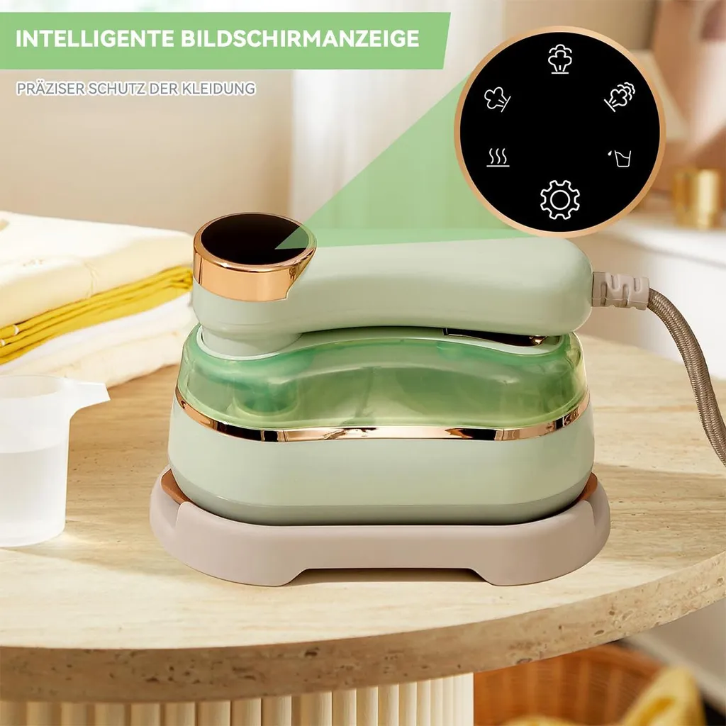 Ein hellgrüner Dampfbügler mit digitaler Anzeige und Wäsche daneben.