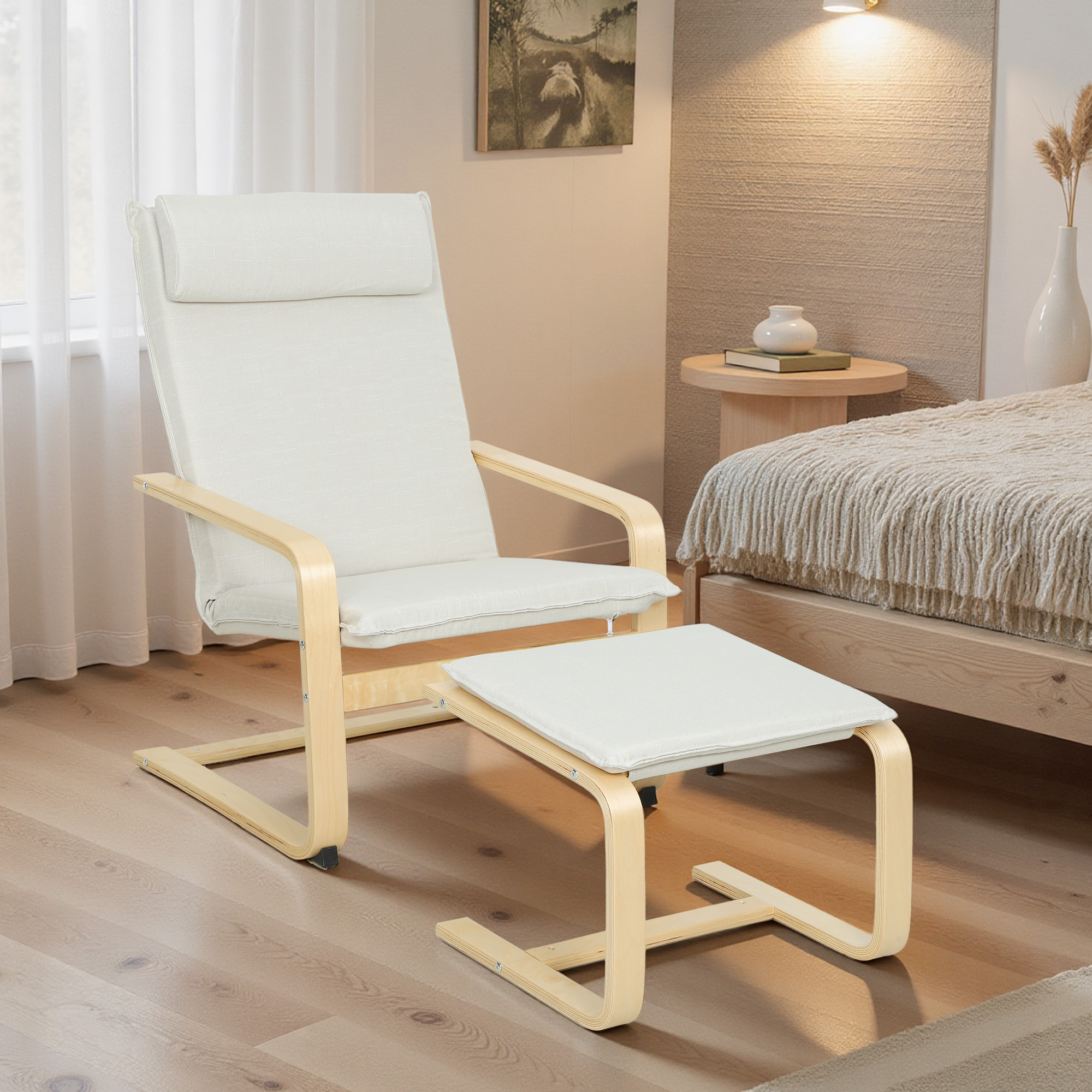 Un sillón beige con otomana a juego sobre suelo de madera.