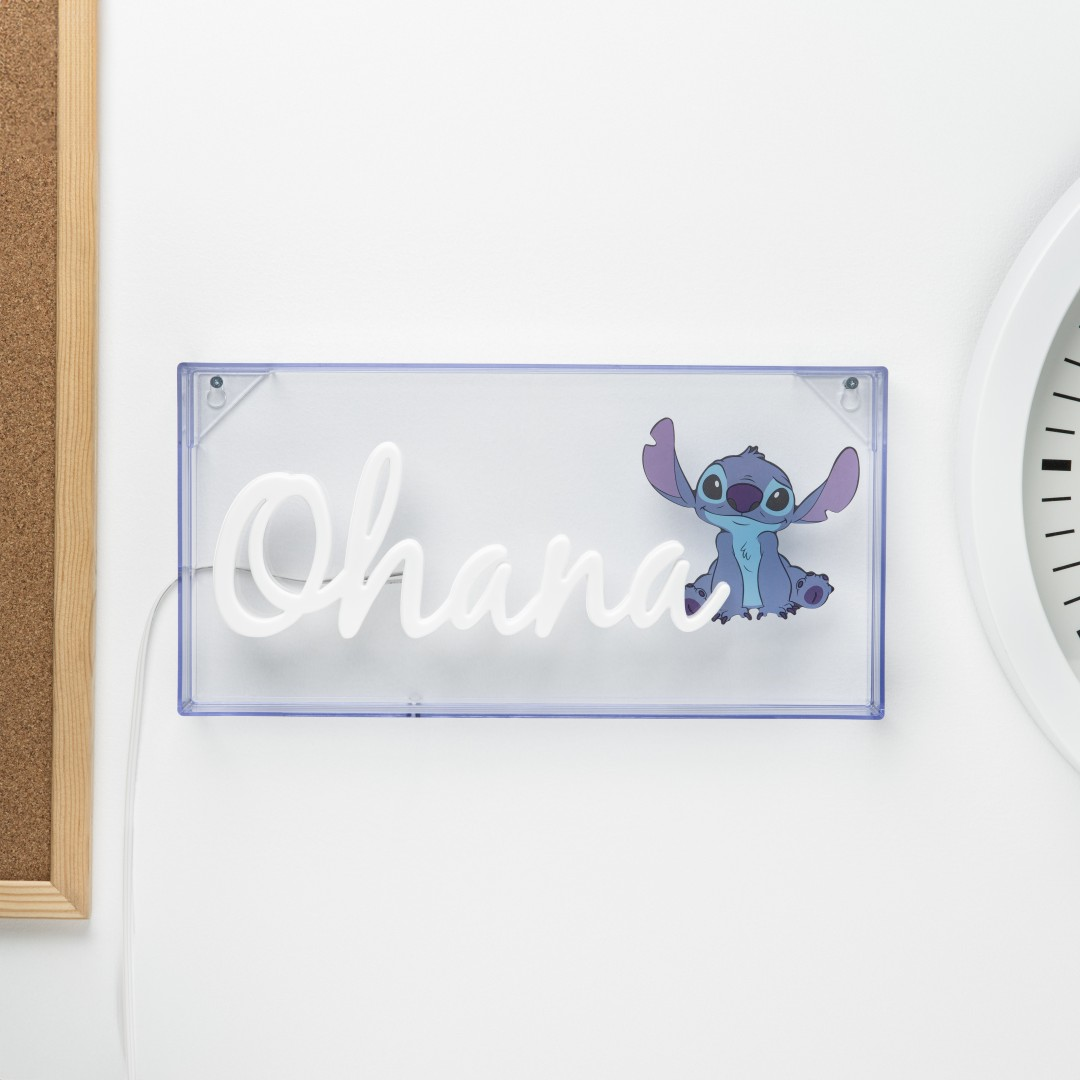 Lampa neonowa ze Stitchiem i słowem Ohana na białym tle.