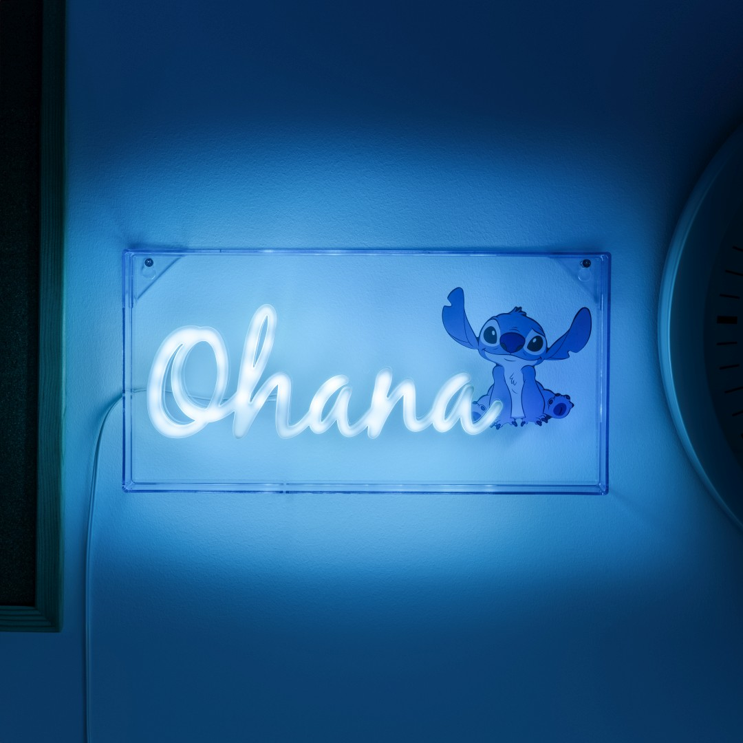 Niebieski neonowy napis "Ohana" ze Ściegiem po prawej.