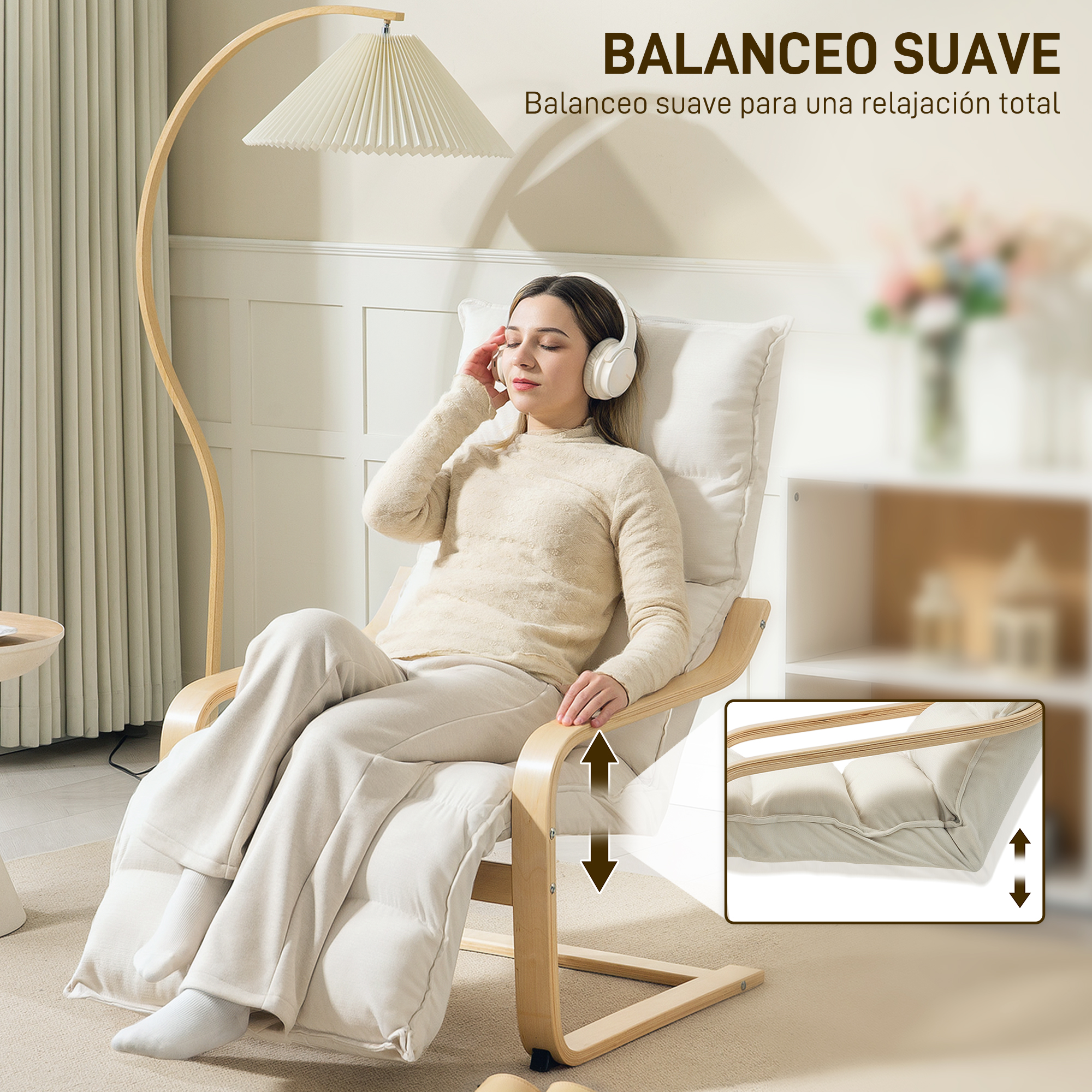 Una mujer con auriculares se relaja en un sillón beige con estructura de madera.