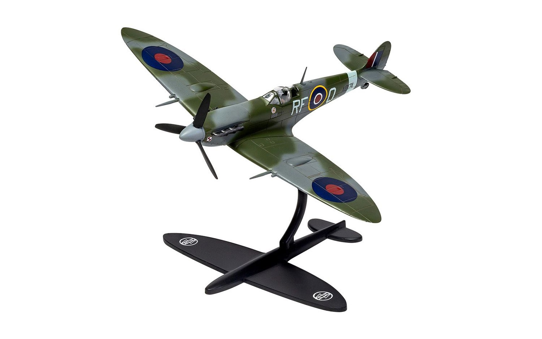 Zielony model samolotu Spitfire na czarnym stojaku na białym tle.