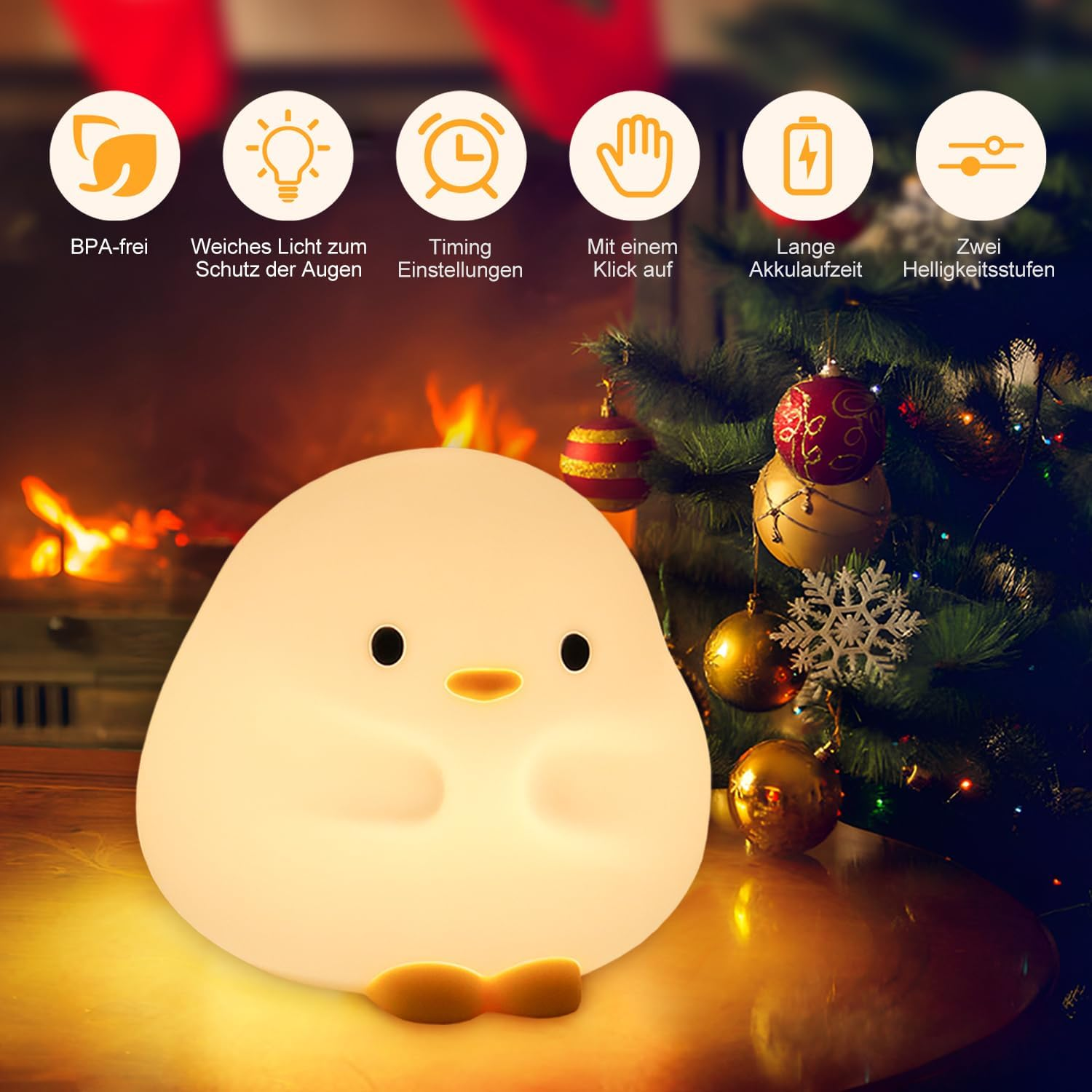 Eine leuchtende Kükenlampe steht vor einem Kamin und Weihnachtsbaum mit Ornamenten.