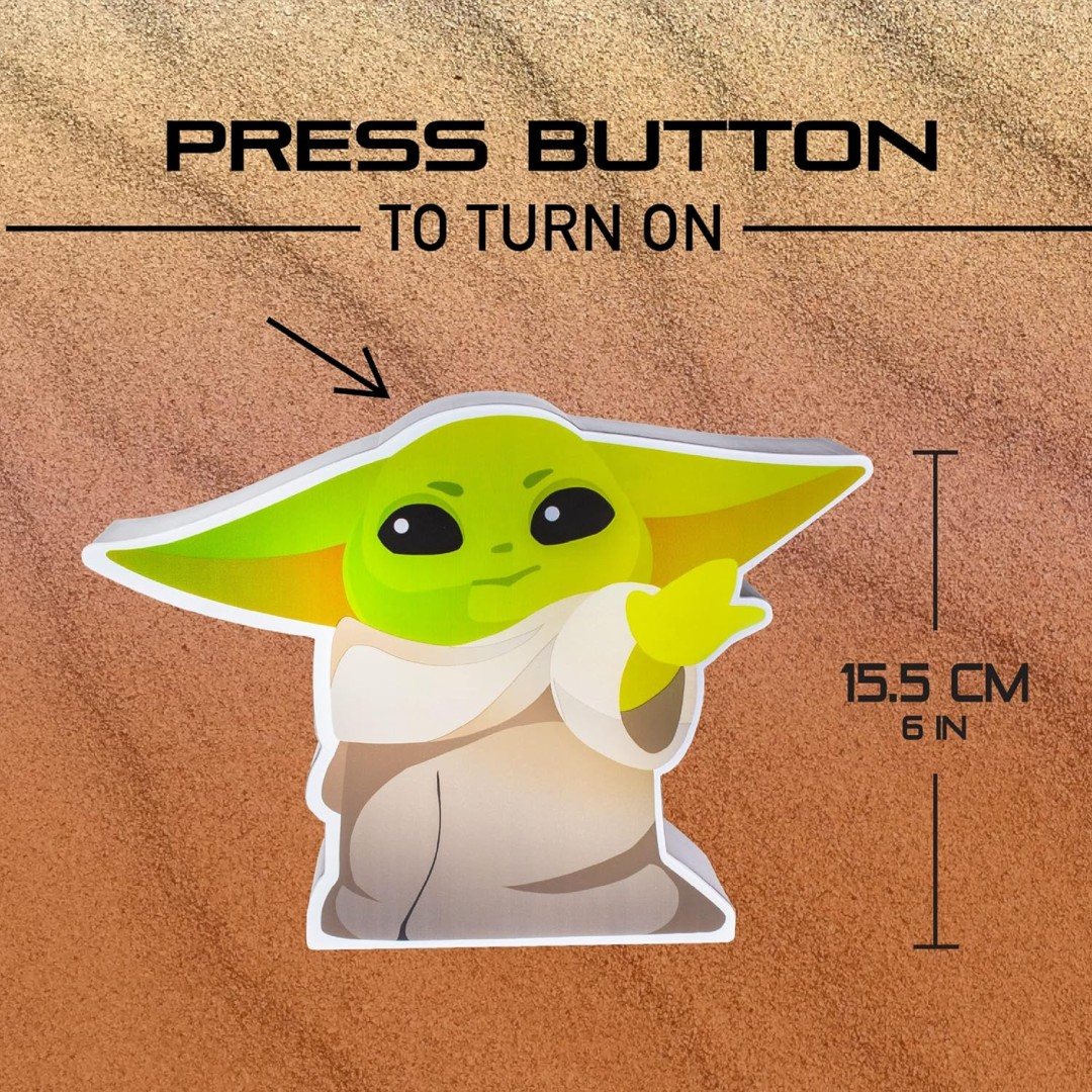 Zielona postać z dużymi uszami i oczami, ubrana w szatę. Tekst: 'PRESS BUTTON TO TURN ON'.