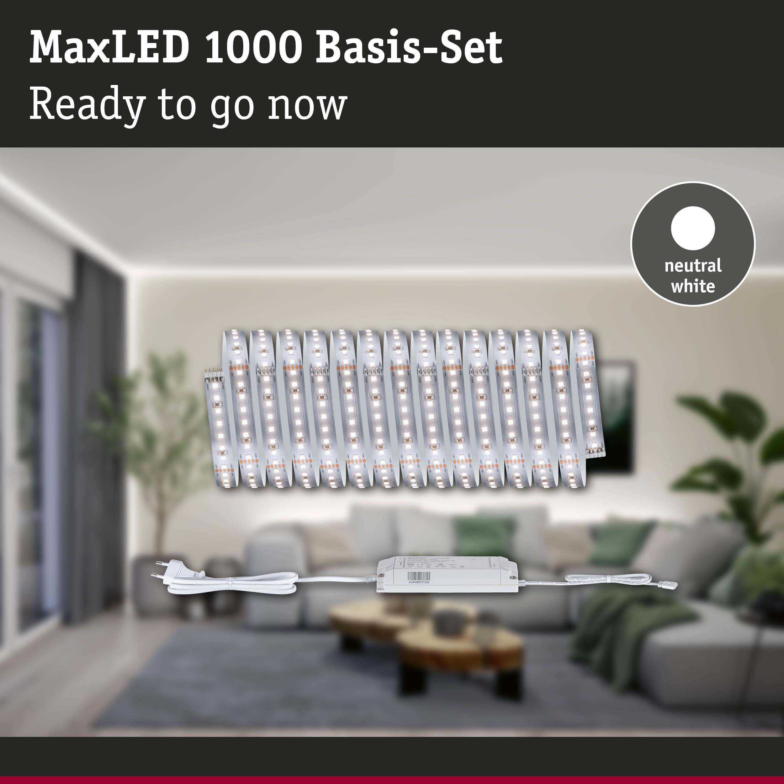 LED-Streifen mit Netzteil und Stecker in einem Wohnzimmer.