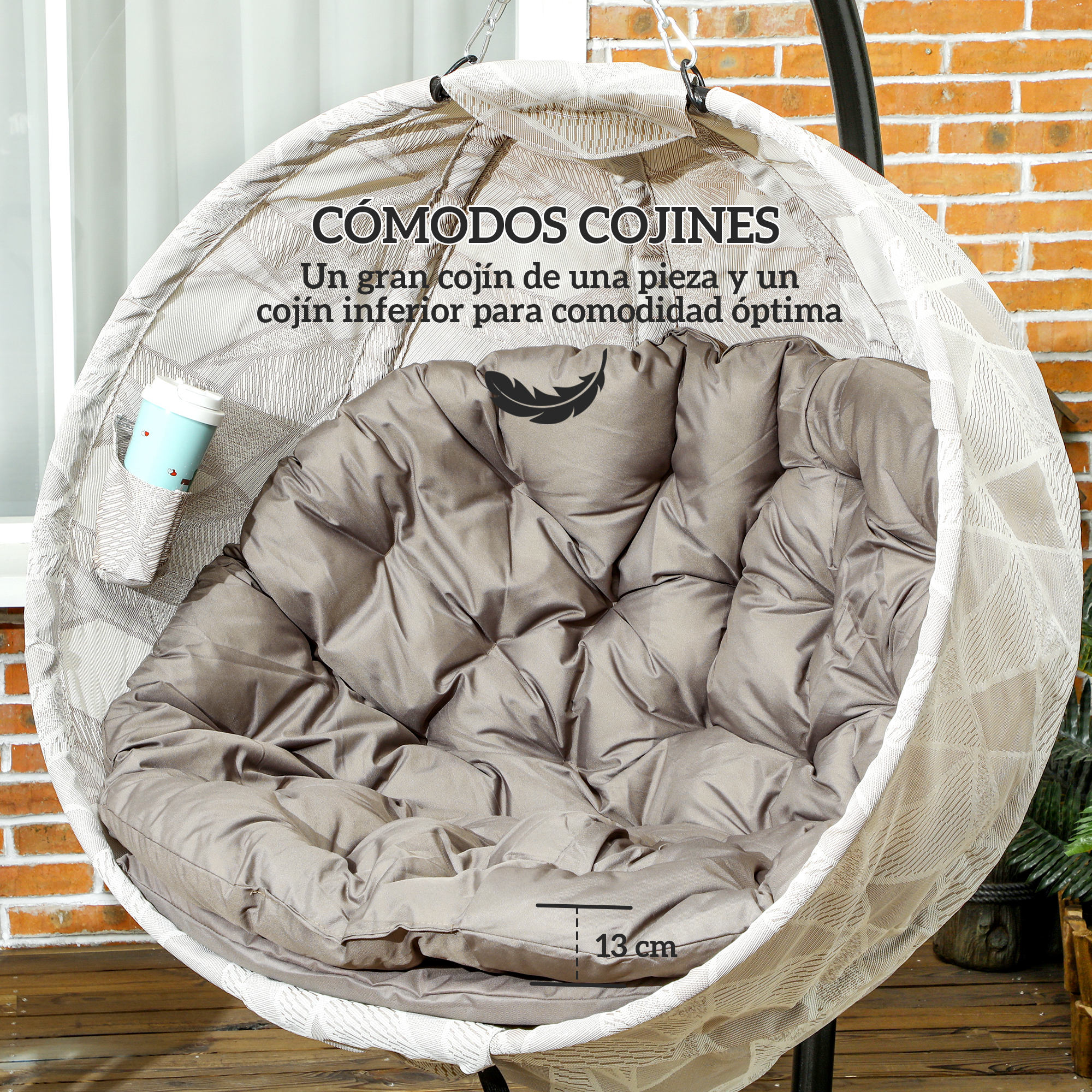 Sillón colgante con cojines mullidos y una taza en el bolsillo lateral.