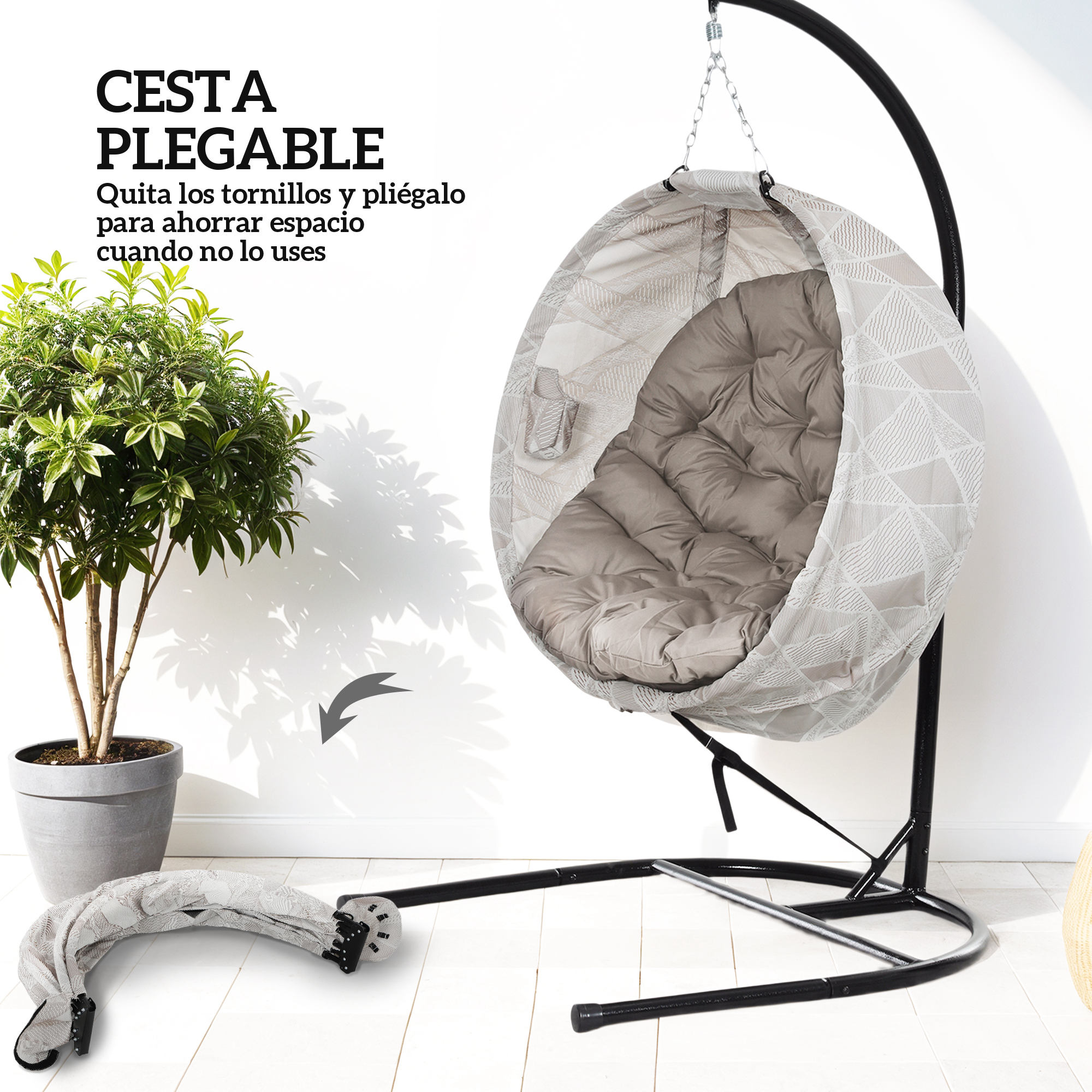 Una silla colgante plegable con cojín, junto a una planta.