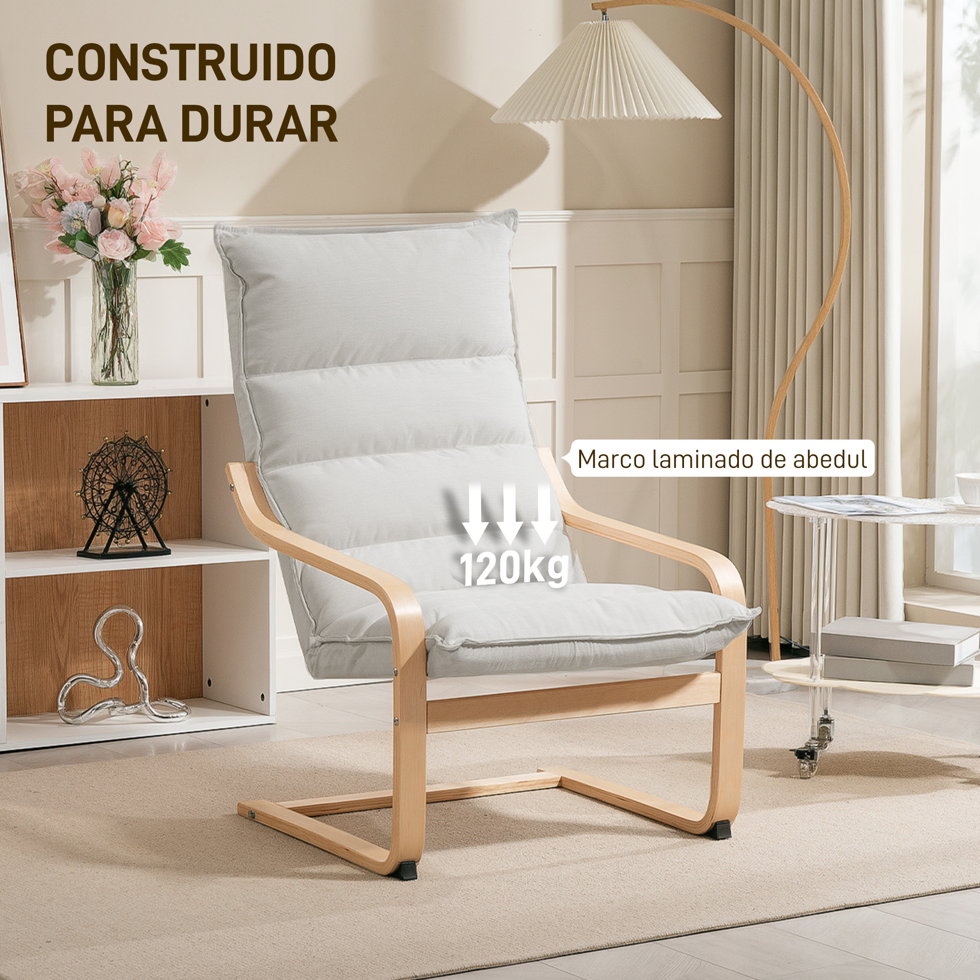 Un sillón claro con marco de madera está sobre una alfombra. Hay flores en un estante.