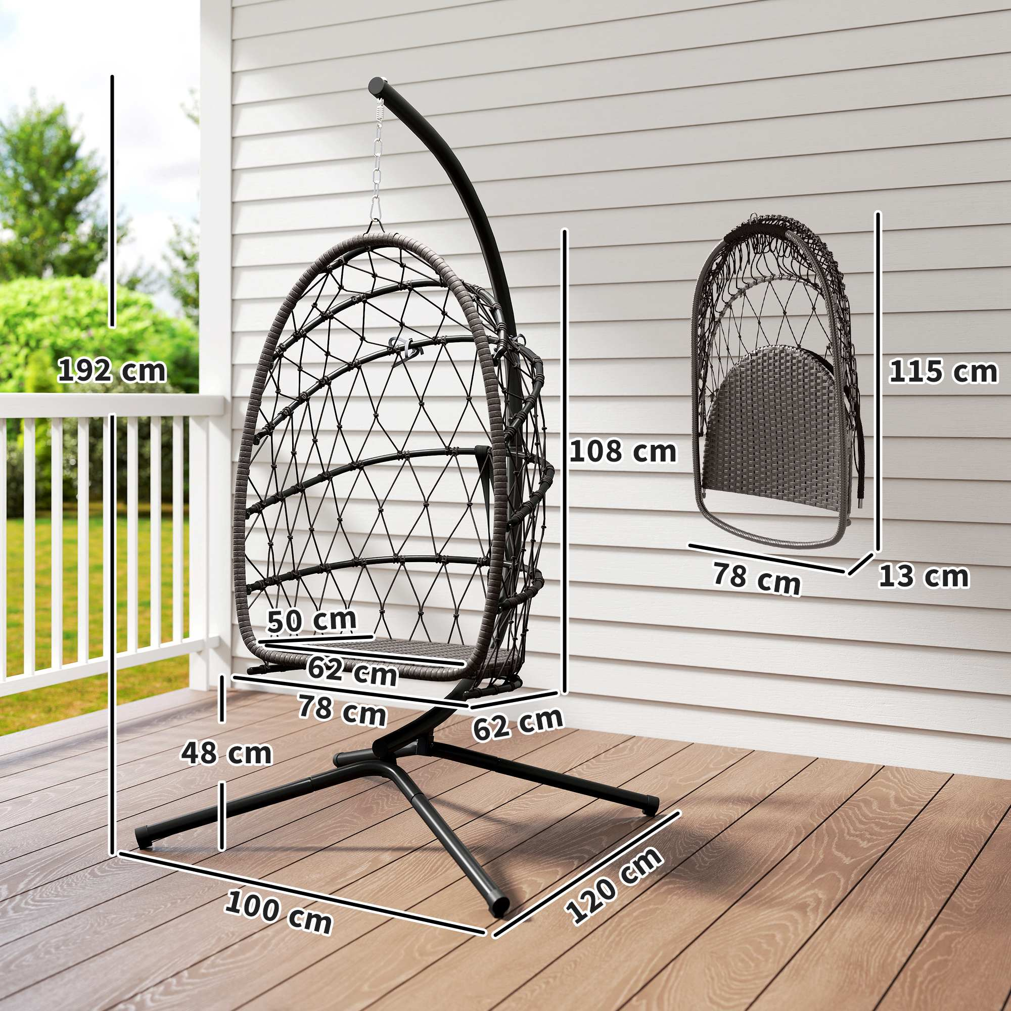 Una silla de cesta colgante oscura con soporte de metal en una terraza de madera.