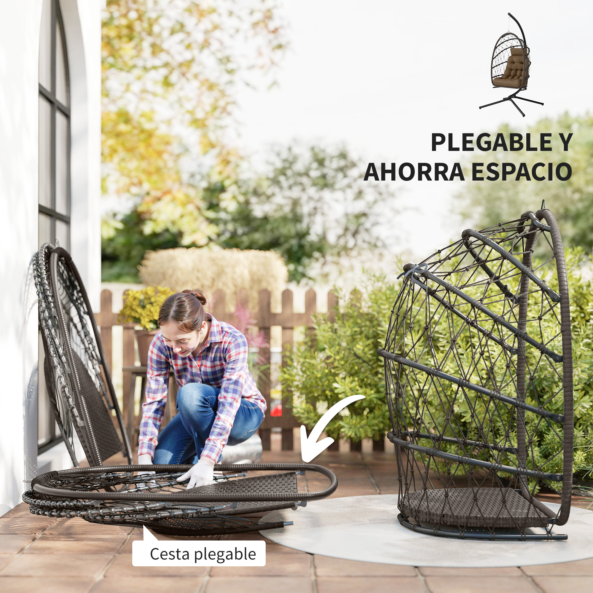 Una mujer monta una silla colgante marrón al aire libre. La silla está parcialmente desmontada.
