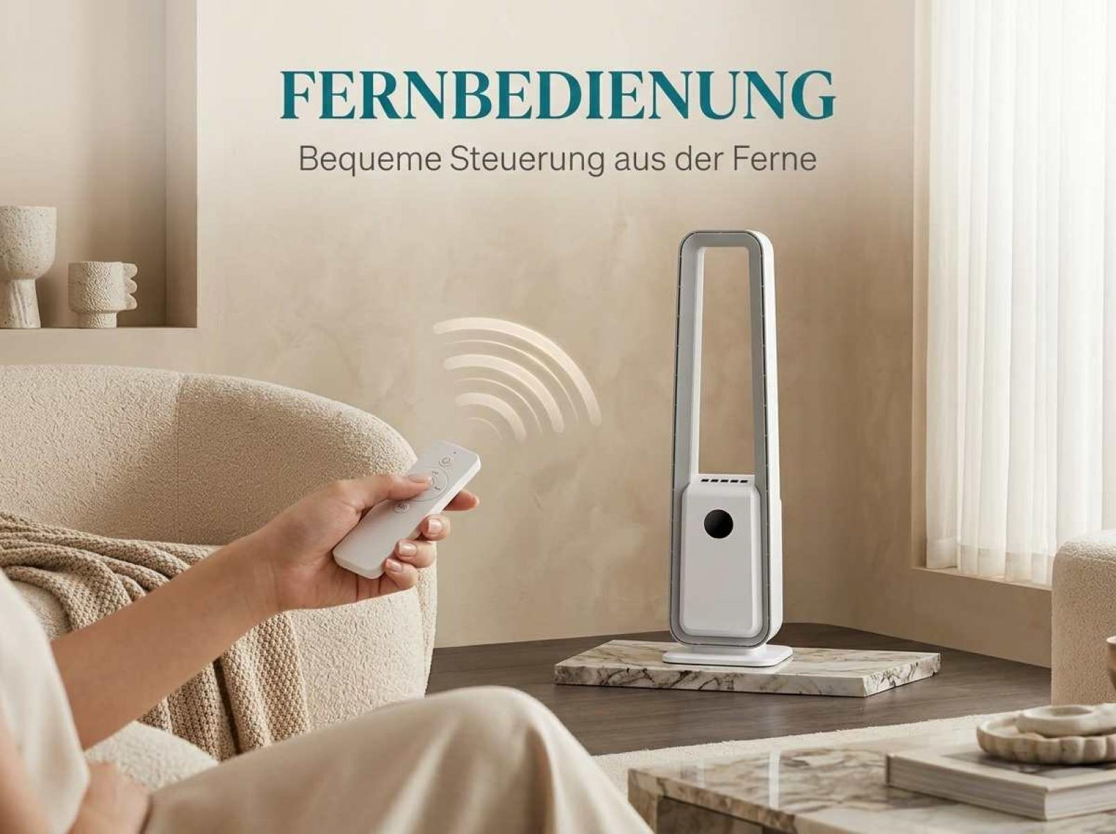 Eine Hand hält eine weiße Fernbedienung, die auf einen schlanken Turmventilator gerichtet ist.