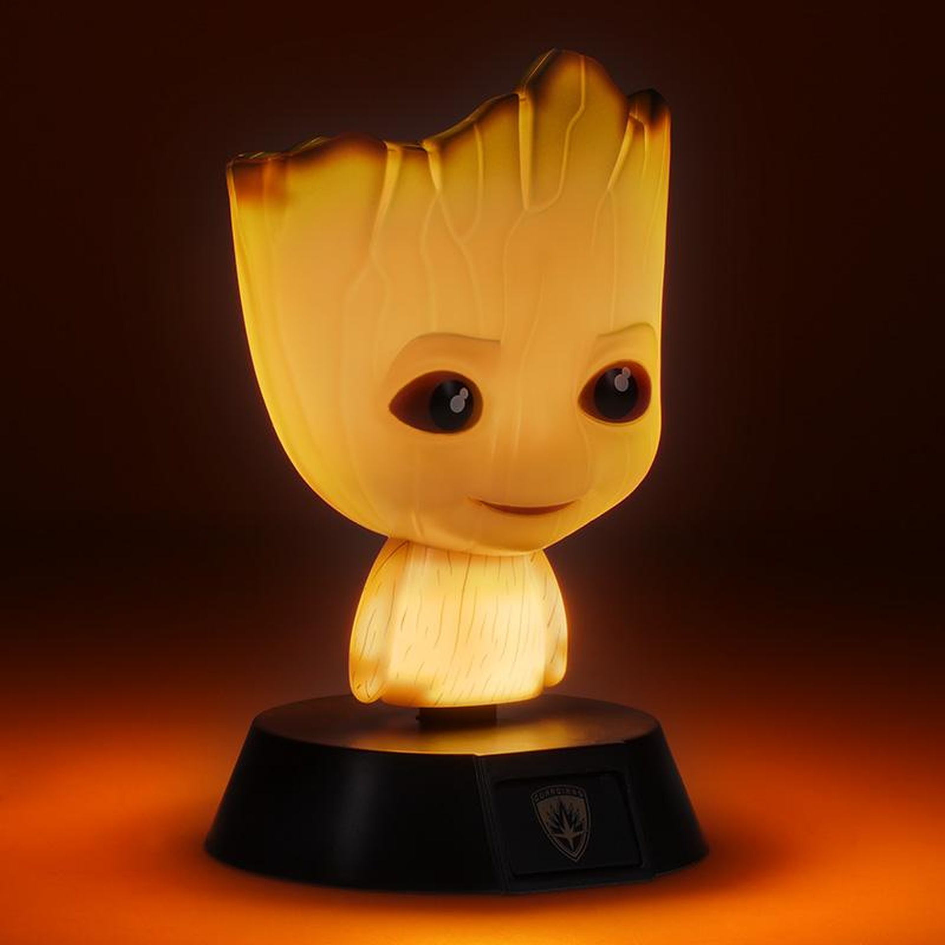 Świecąca figurka Baby Groota na czarnej podstawie z logo Guardians.