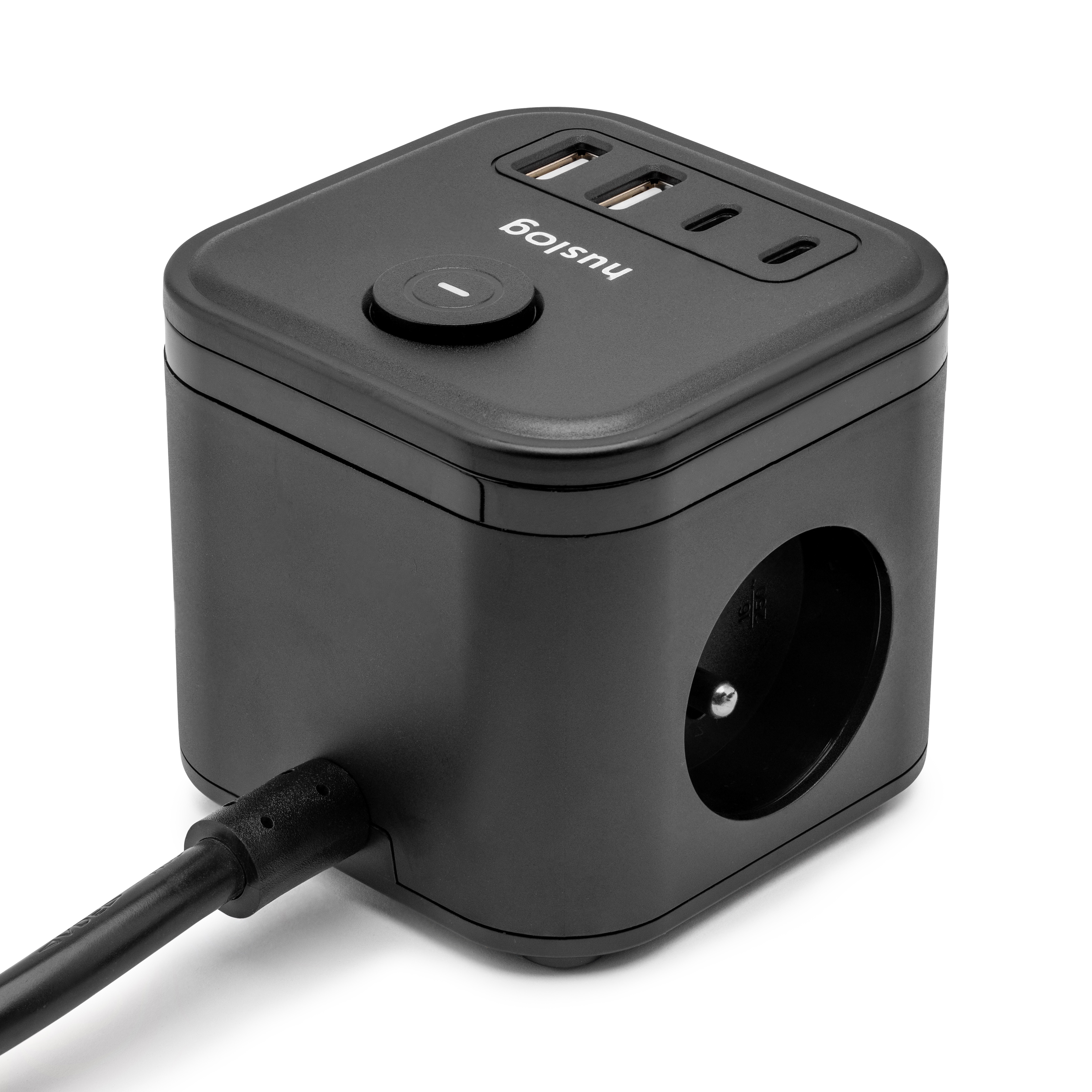 Czarny adapter sześcienny z portami USB i gniazdkiem, podłączony kabel.