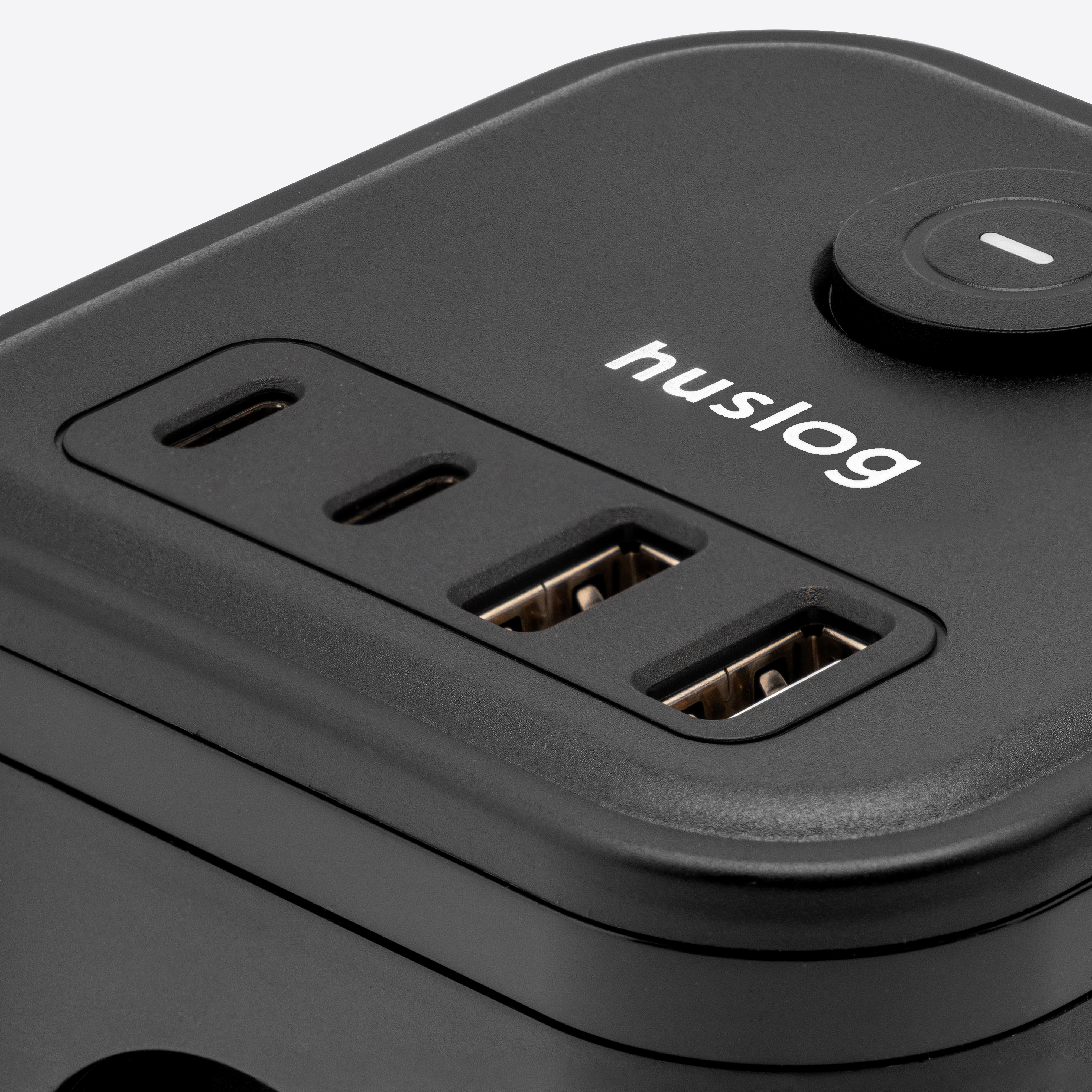 Czarna ładowarka z portami USB i USB-C oraz logo Huslog.