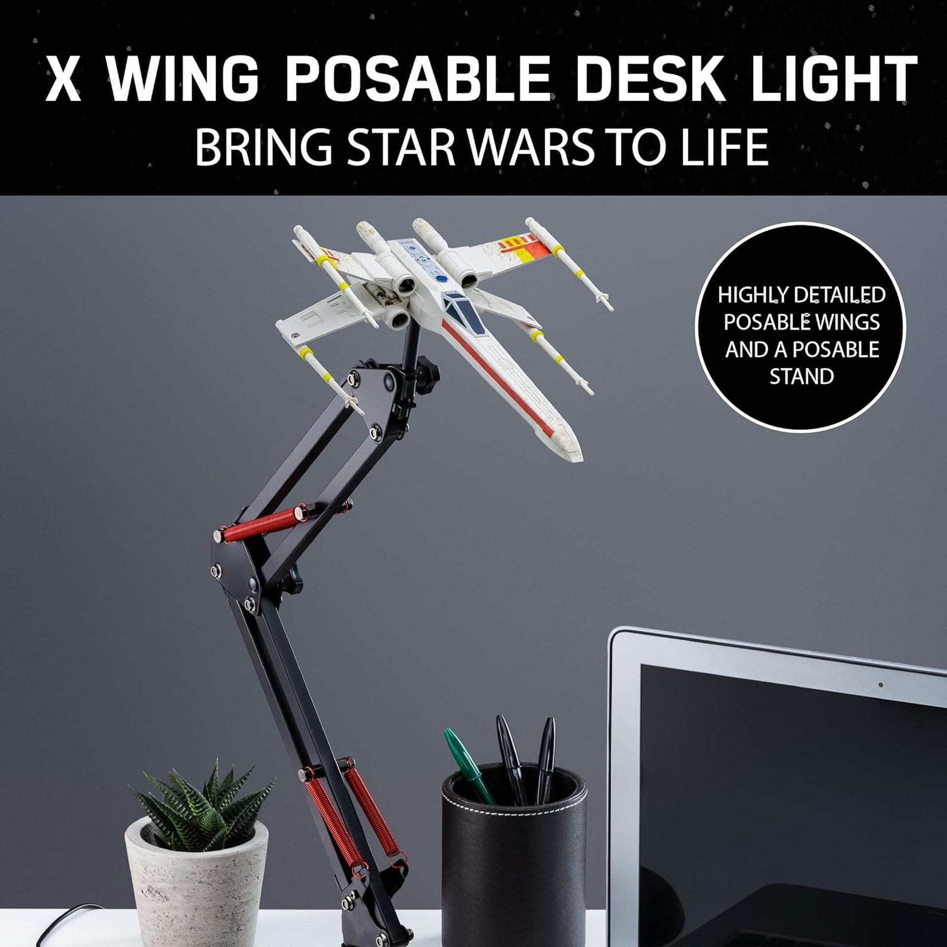 Biała lampa biurkowa X-Wing z czarnym, regulowanym ramieniem.