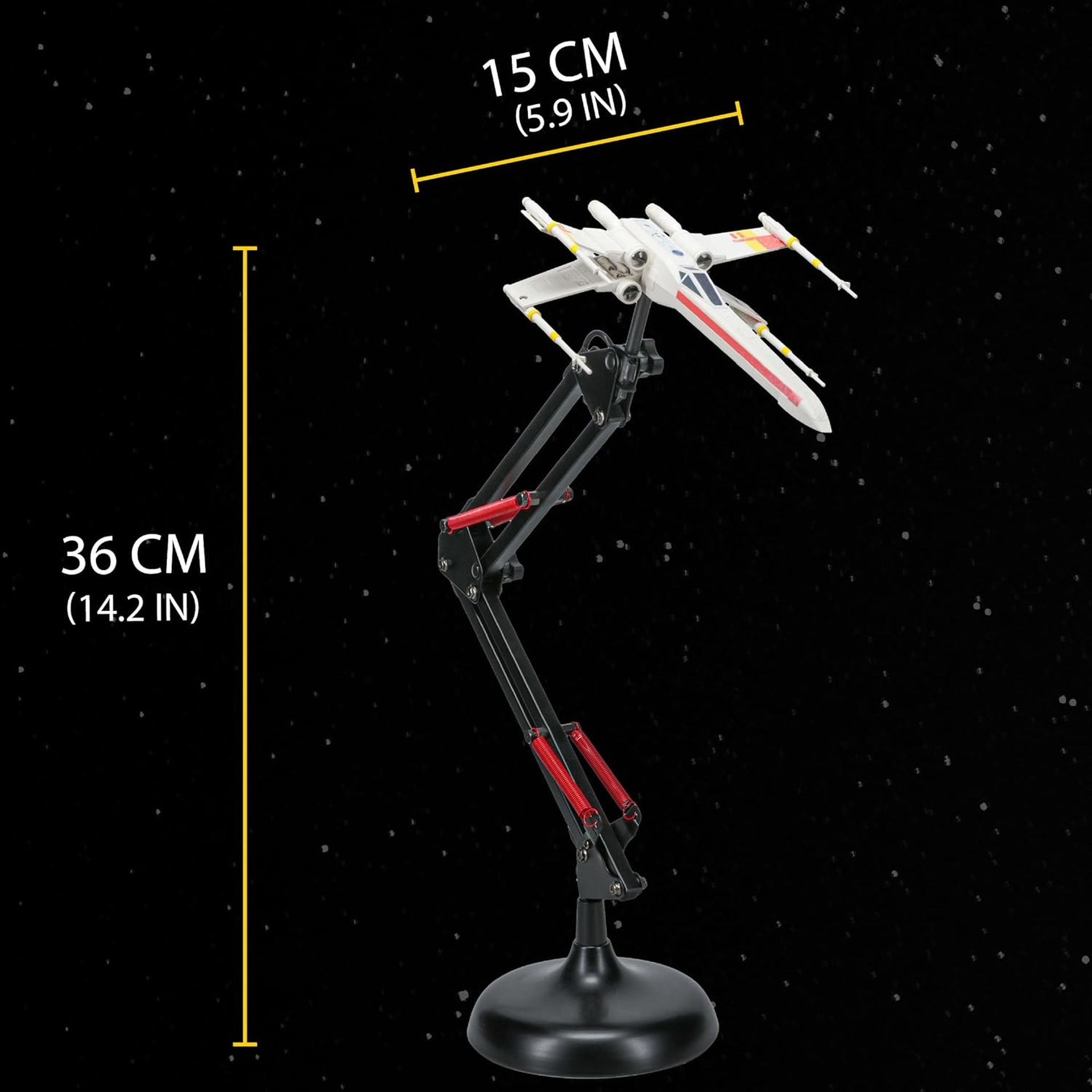 Biały model X-winga na czarnym stojaku na tle gwiaździstego nieba.