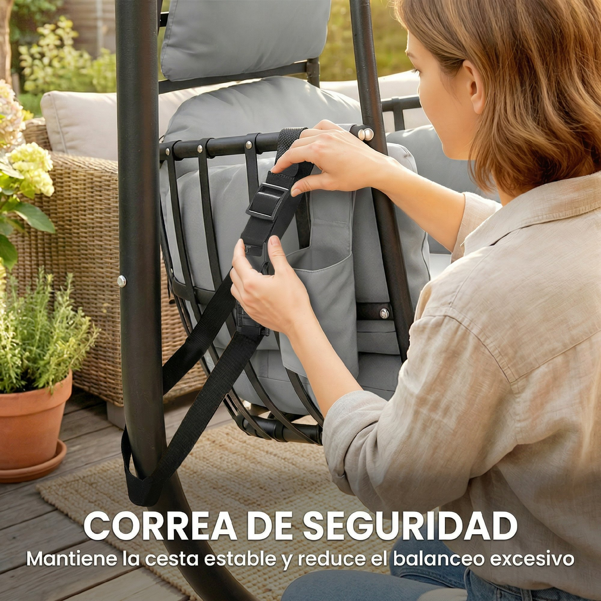 Mujer abrocha correa de seguridad en asiento colgante gris.