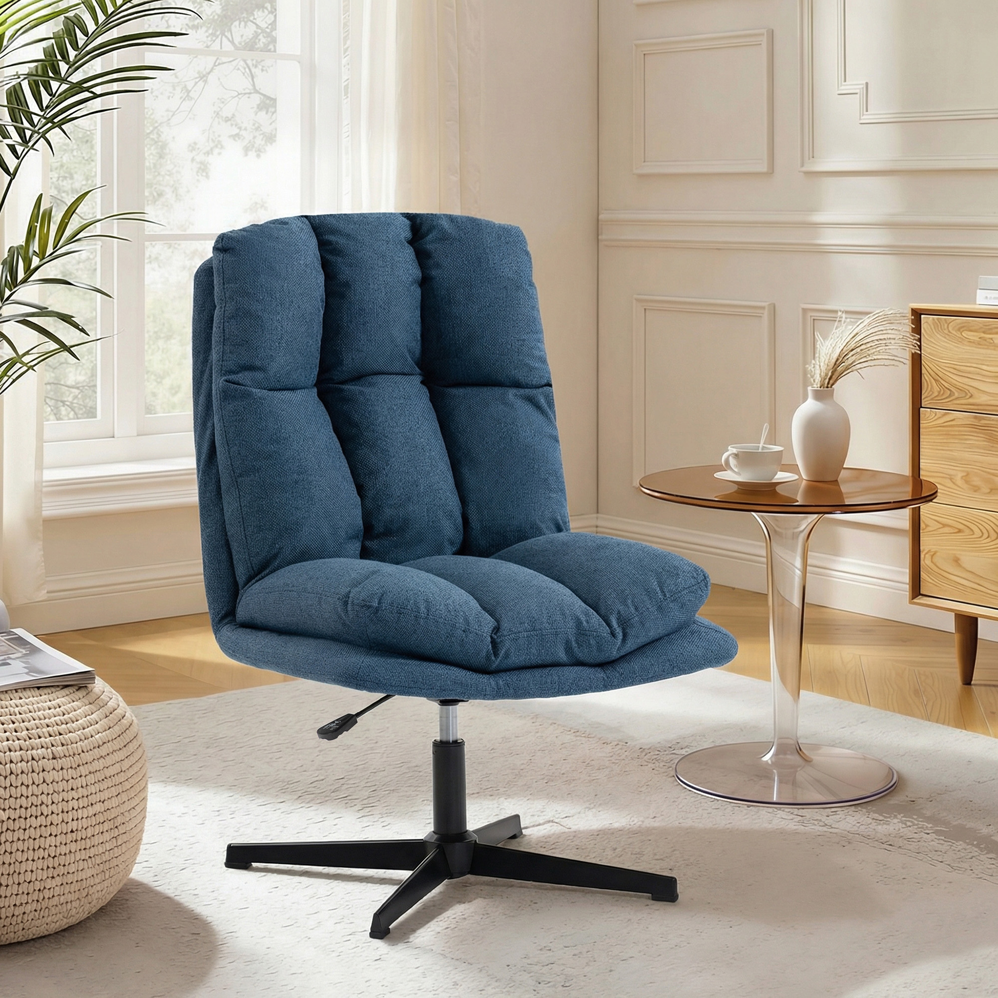 Una silla azul acolchada con base negra está sobre una alfombra, junto a una mesa redonda de cristal.