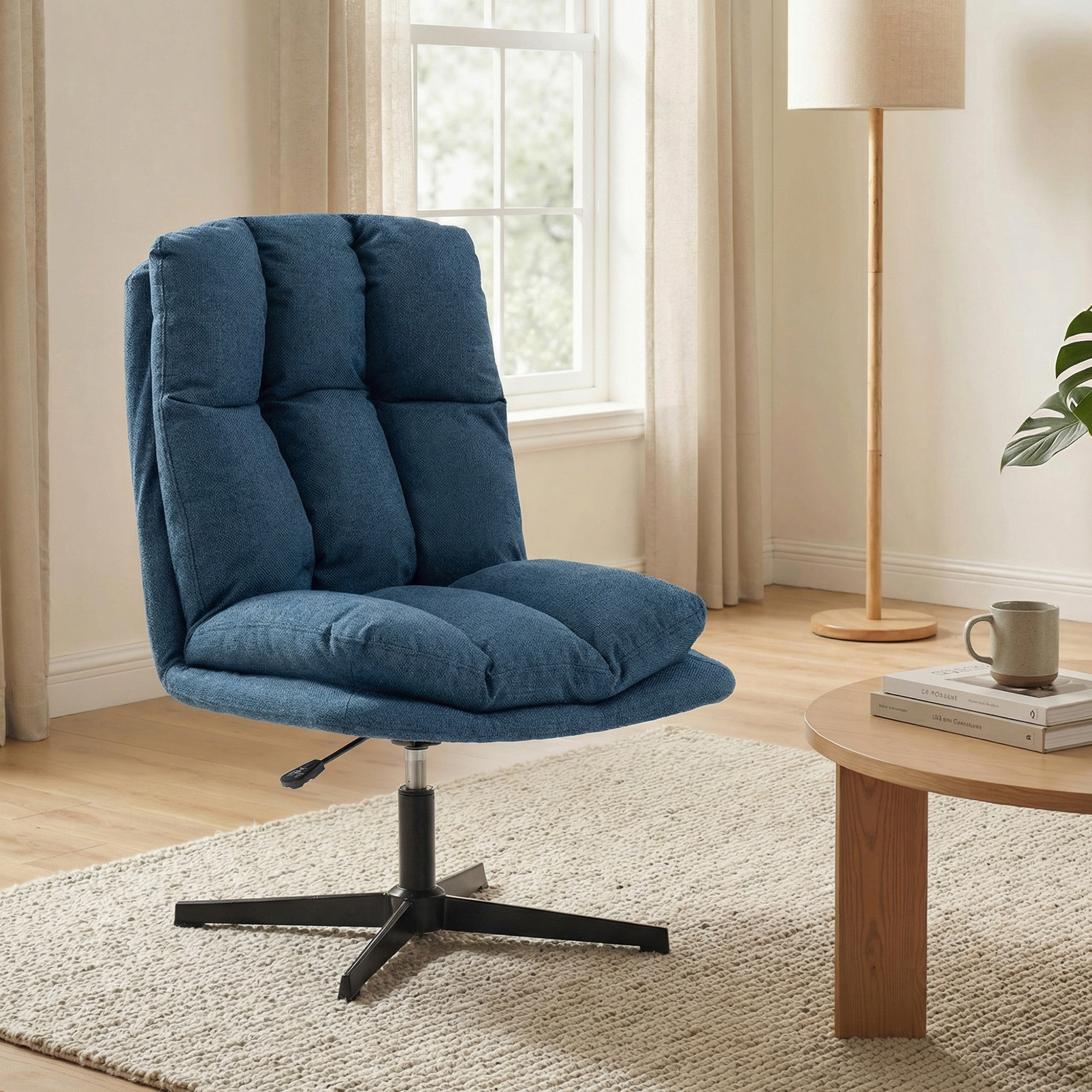 Una silla tapizada azul con base negra sobre una alfombra junto a una mesa de centro de madera.