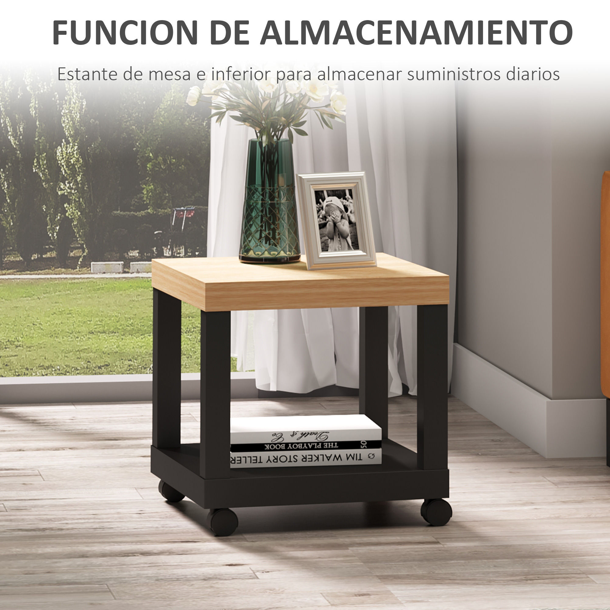 Una mesa auxiliar con tablero de madera y patas negras con ruedas.