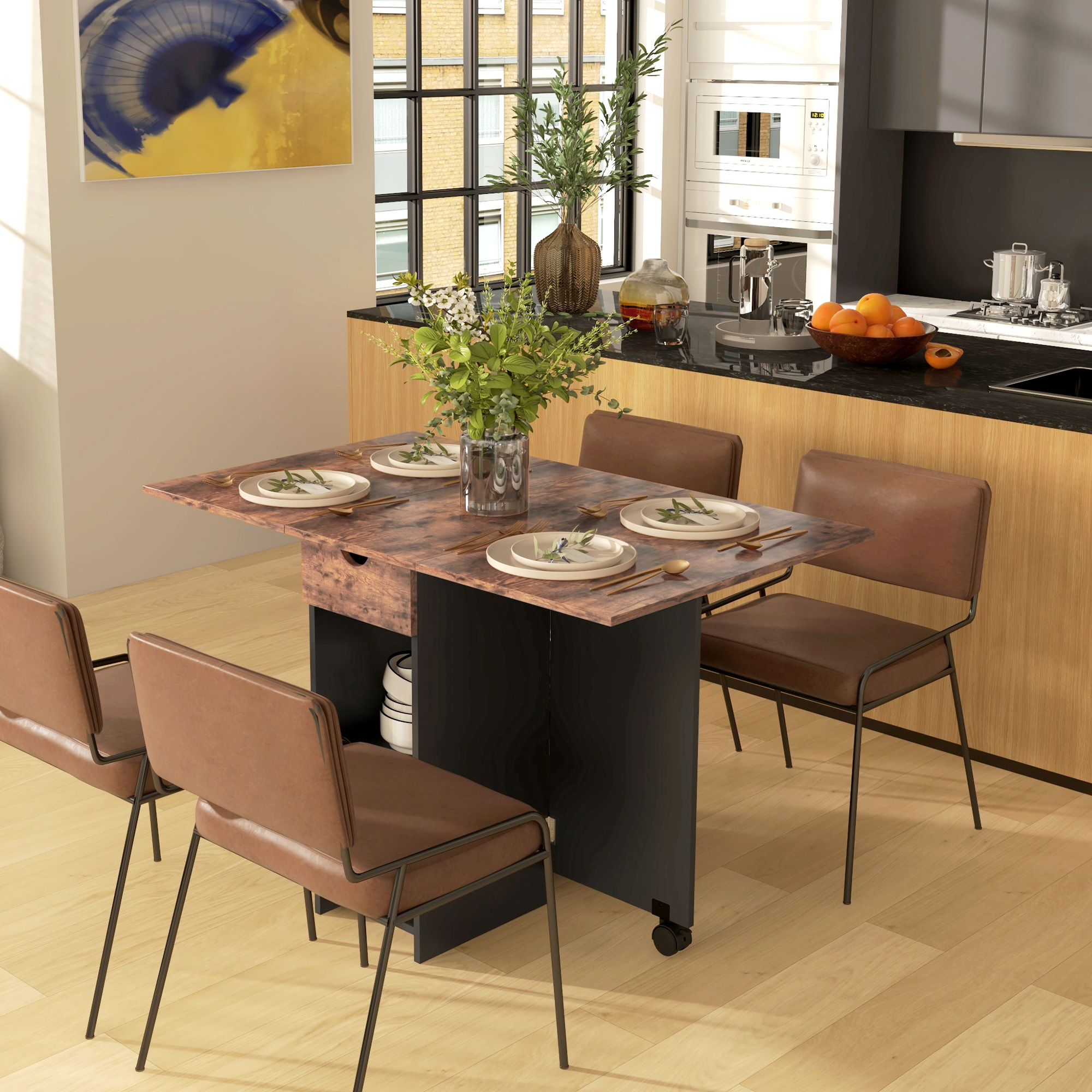 Una mesa de comedor con cuatro sillas marrones en una cocina con detalles de madera.