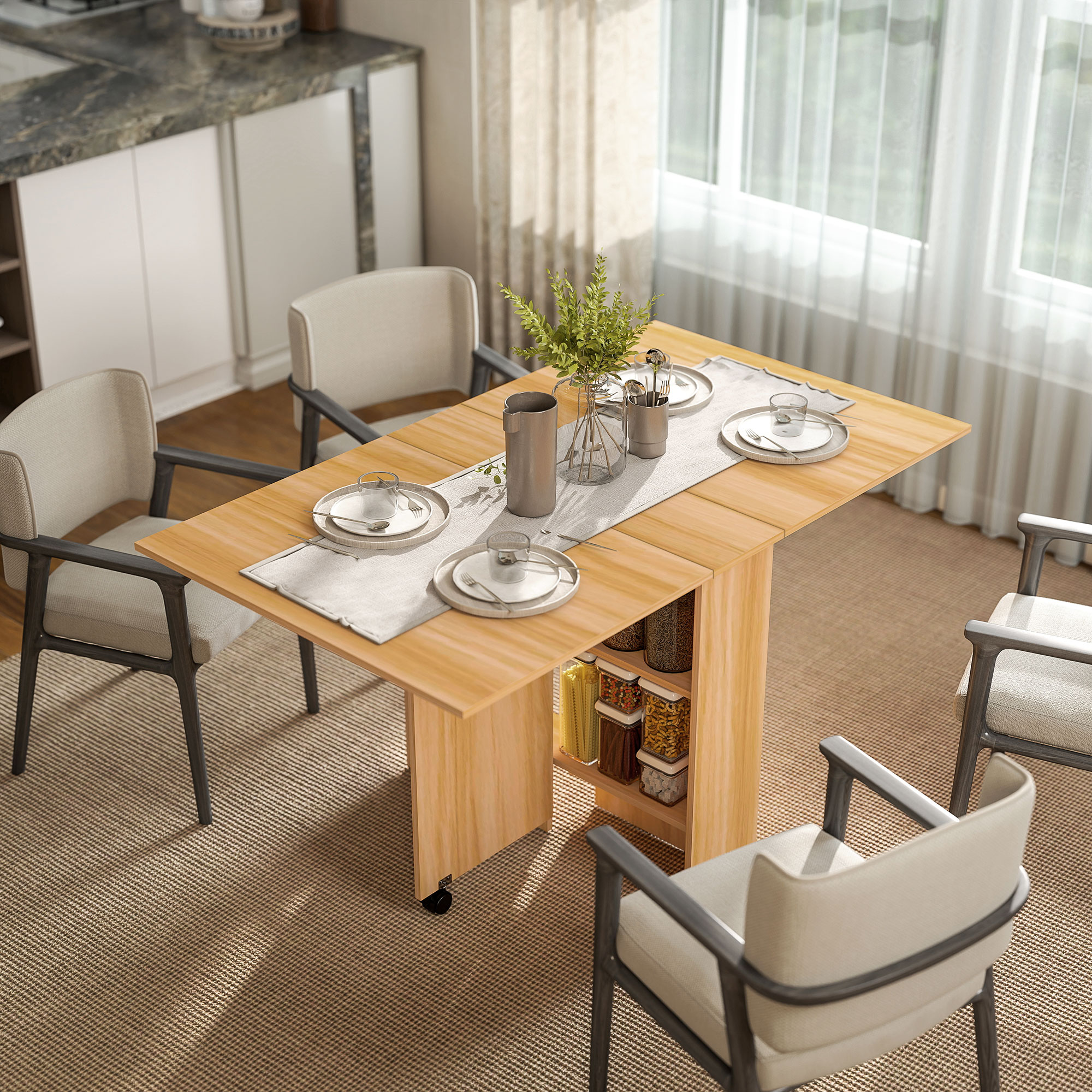 Mesa de comedor de madera con cuatro sillas, puesta para cuatro. En una cocina.