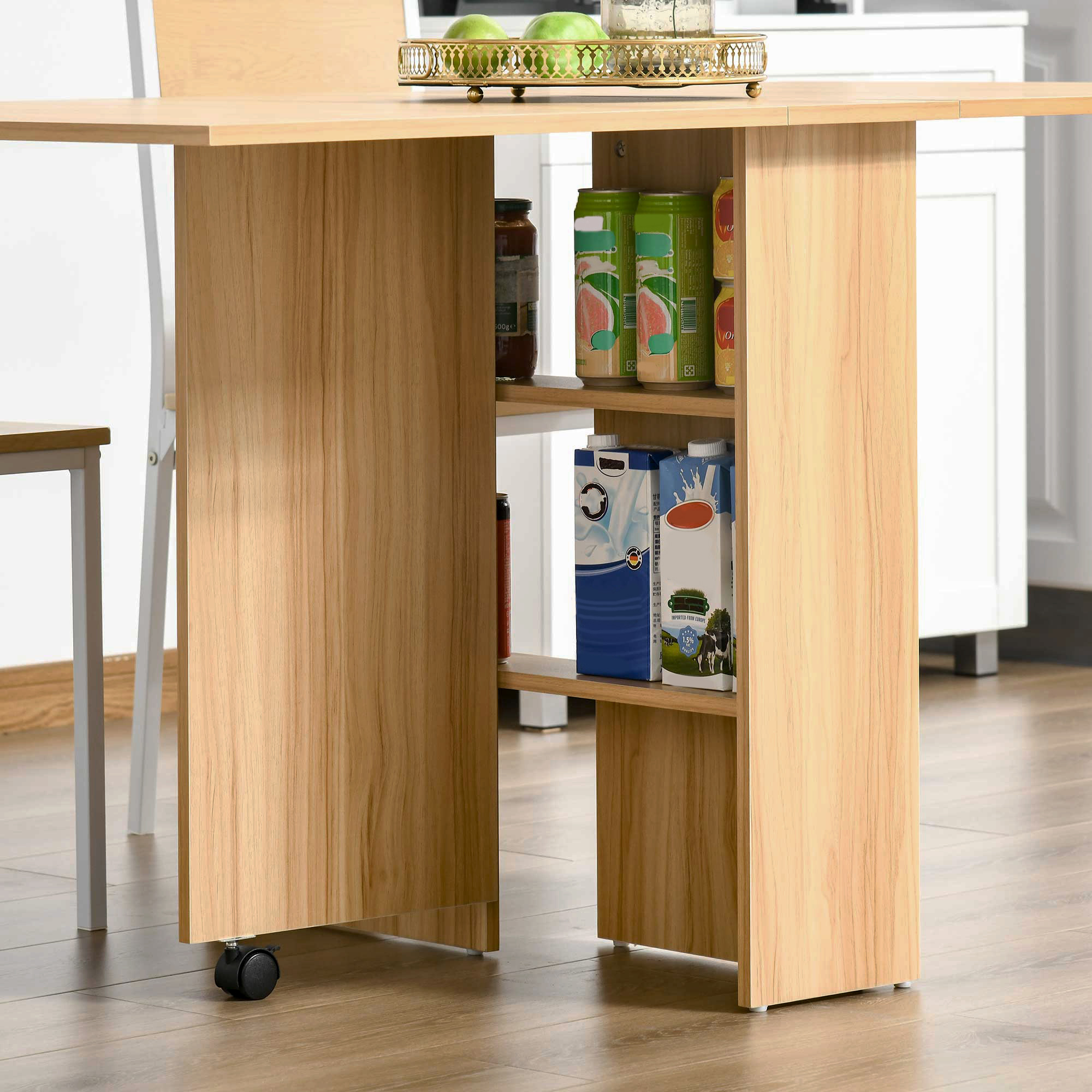 Una mesa de madera con estantes abiertos que sostienen latas de bebidas y un frasco de mermelada.