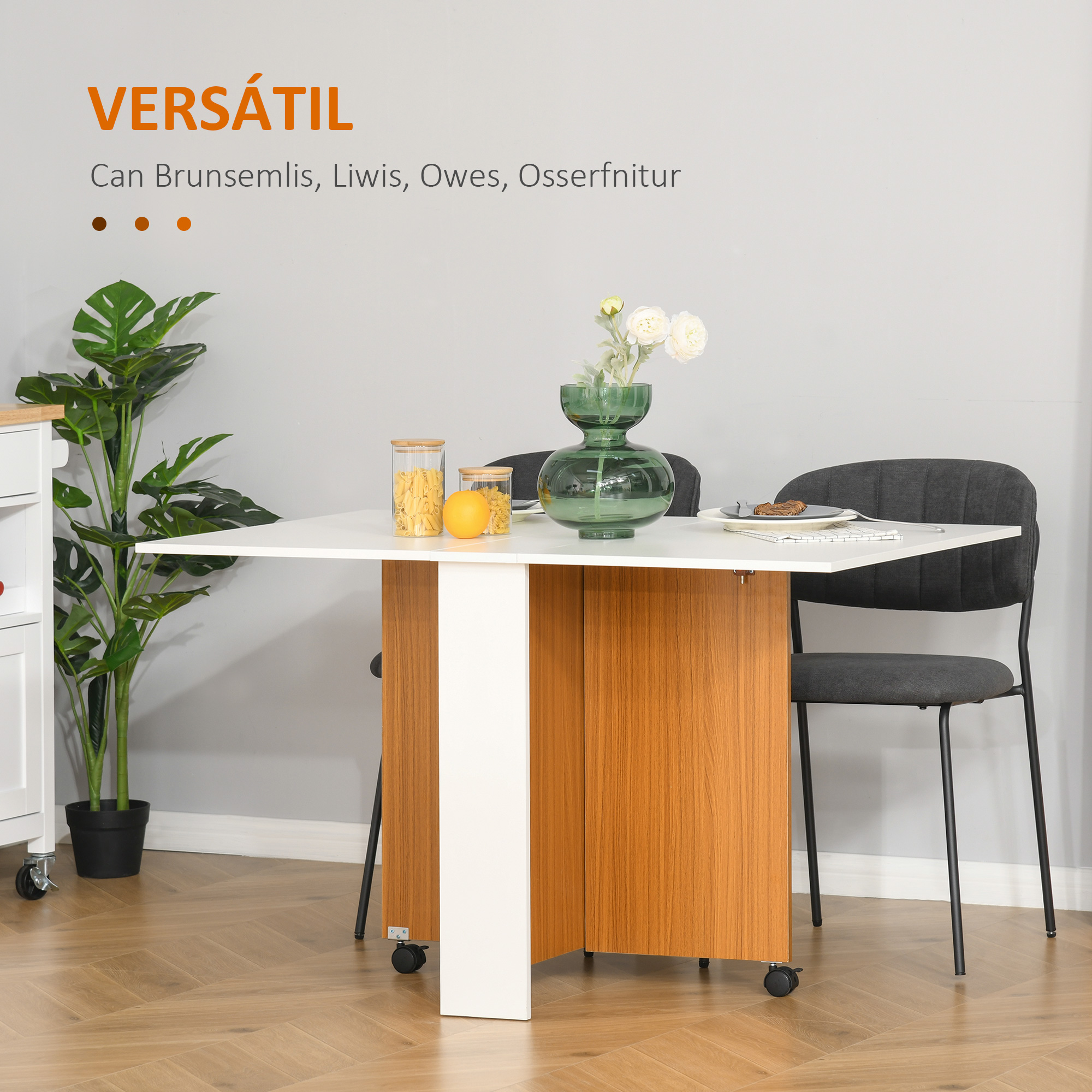 Mesa de comedor blanca con detalles de madera, jarrón verde y sillas. Hay una planta cerca.