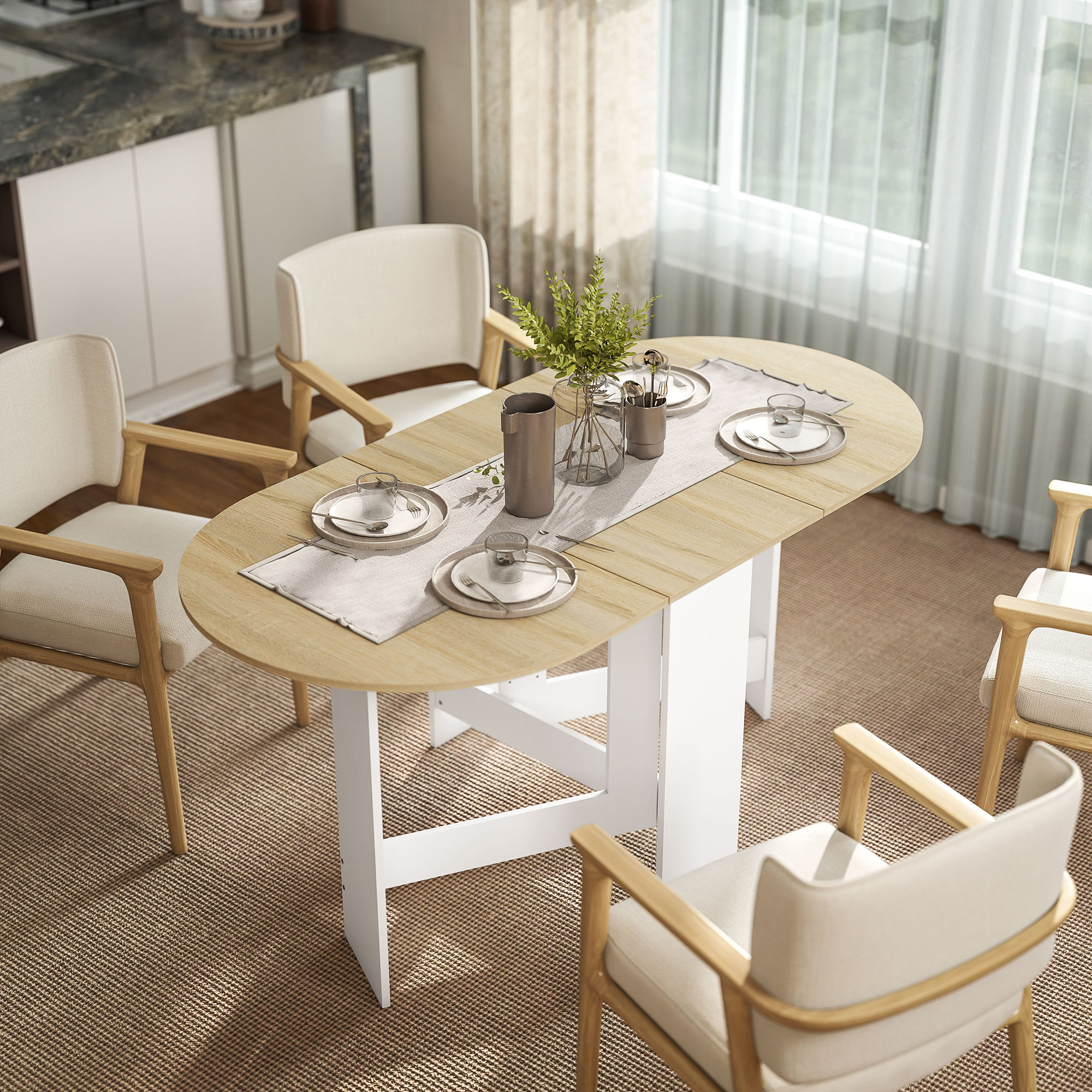Una mesa de comedor con cuatro sillas en una habitación luminosa con cortinas.