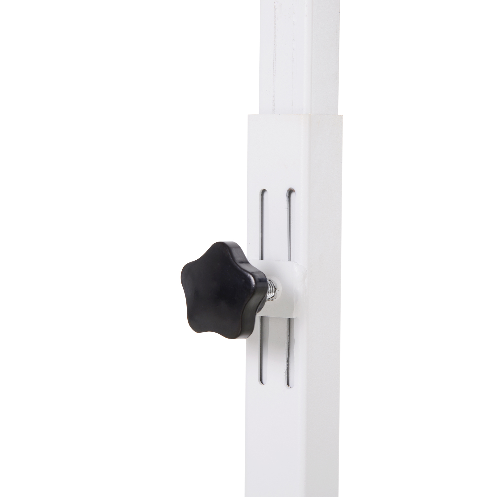 Una perilla negra en forma de estrella asegura una columna blanca con ranuras.