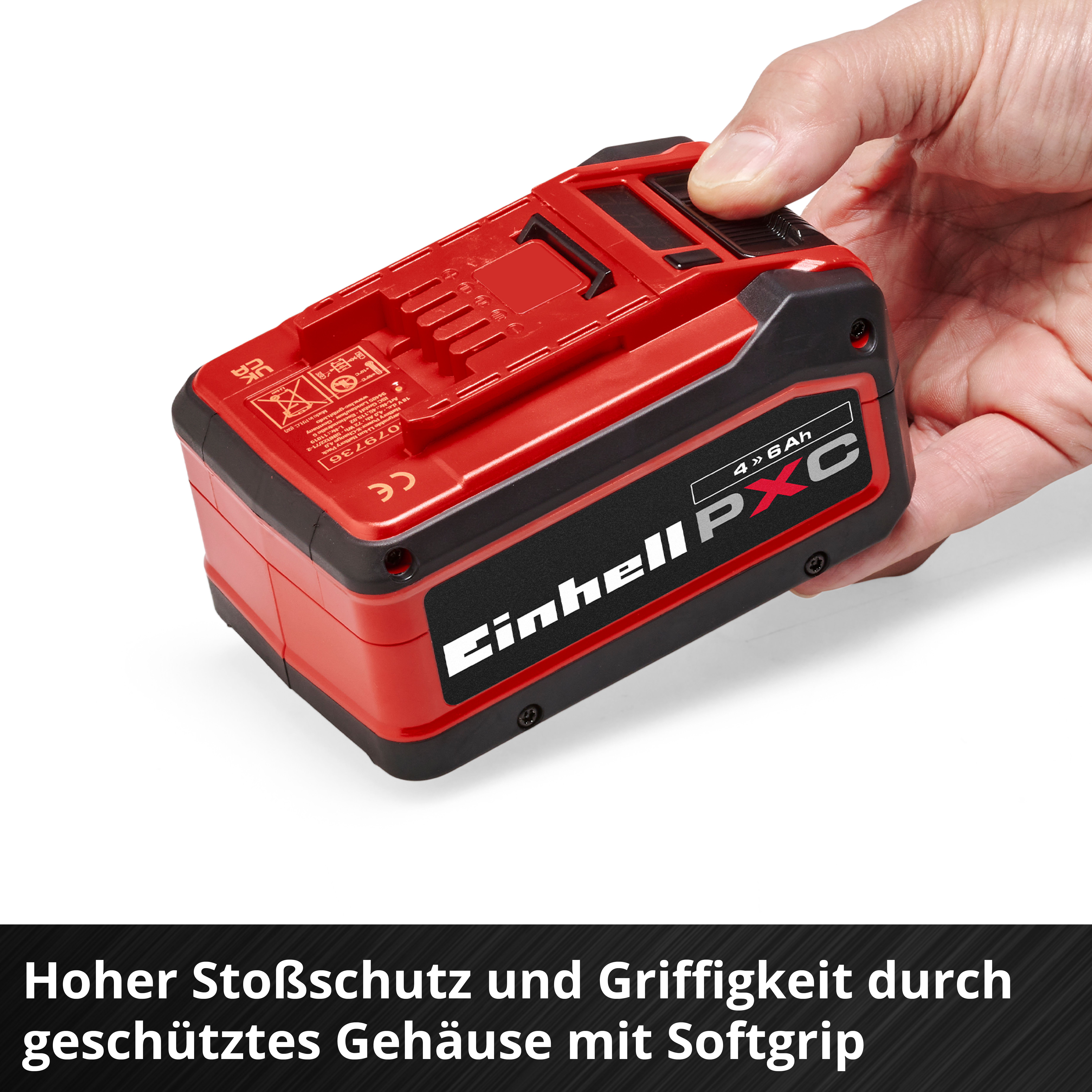 Ein Mann hält eine rote und schwarze Batterie mit der Aufschrift "Einhell PXC".
