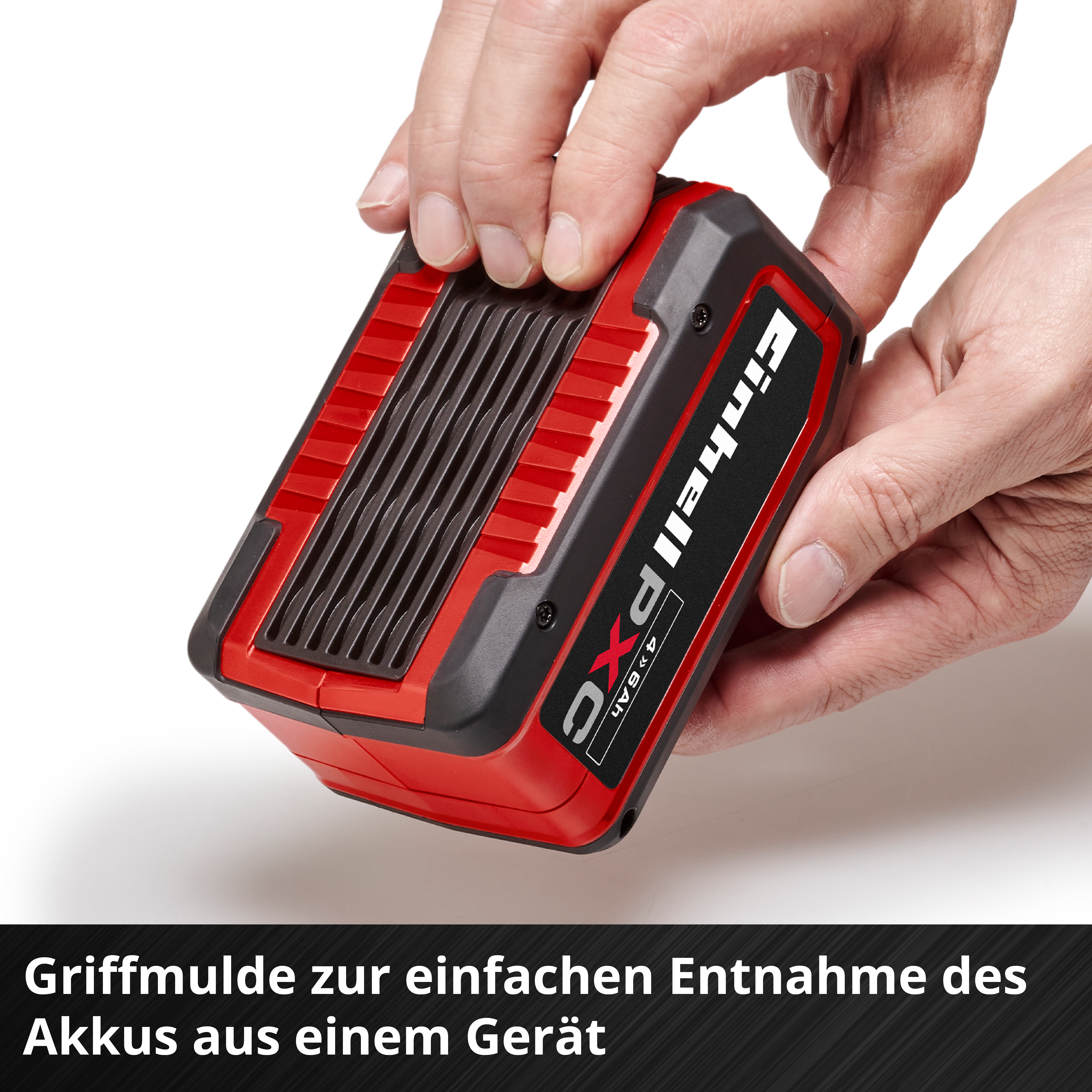 Hände nehmen roten Akku mit schwarzem Griff heraus. "Einhell PXC".