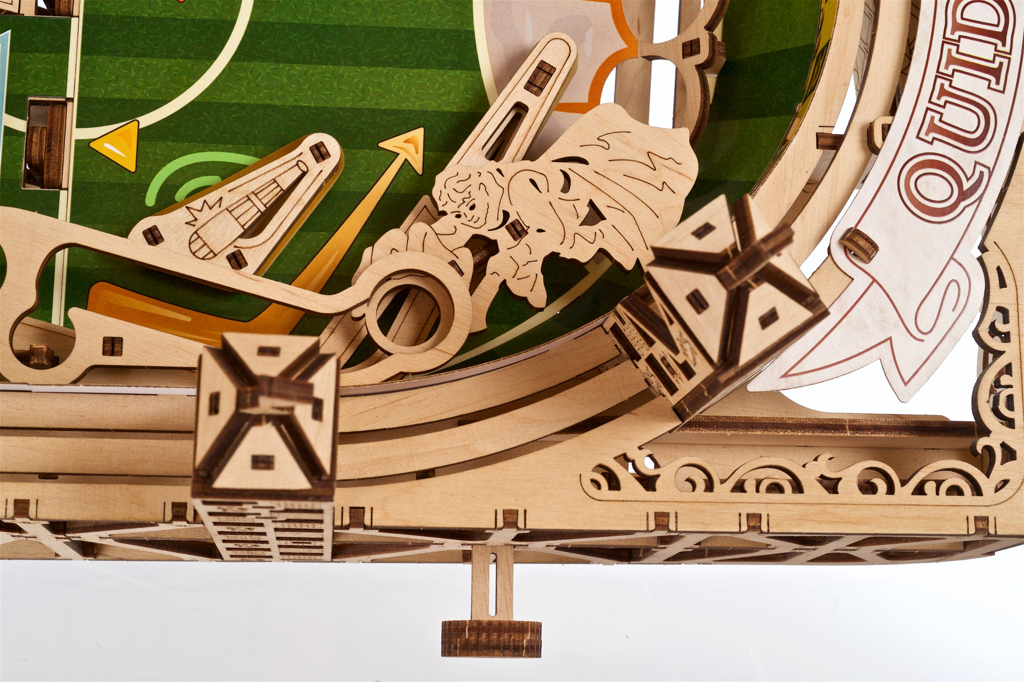 Holzmodell eines Quidditch-Feldes mit Figuren und dem Wort 