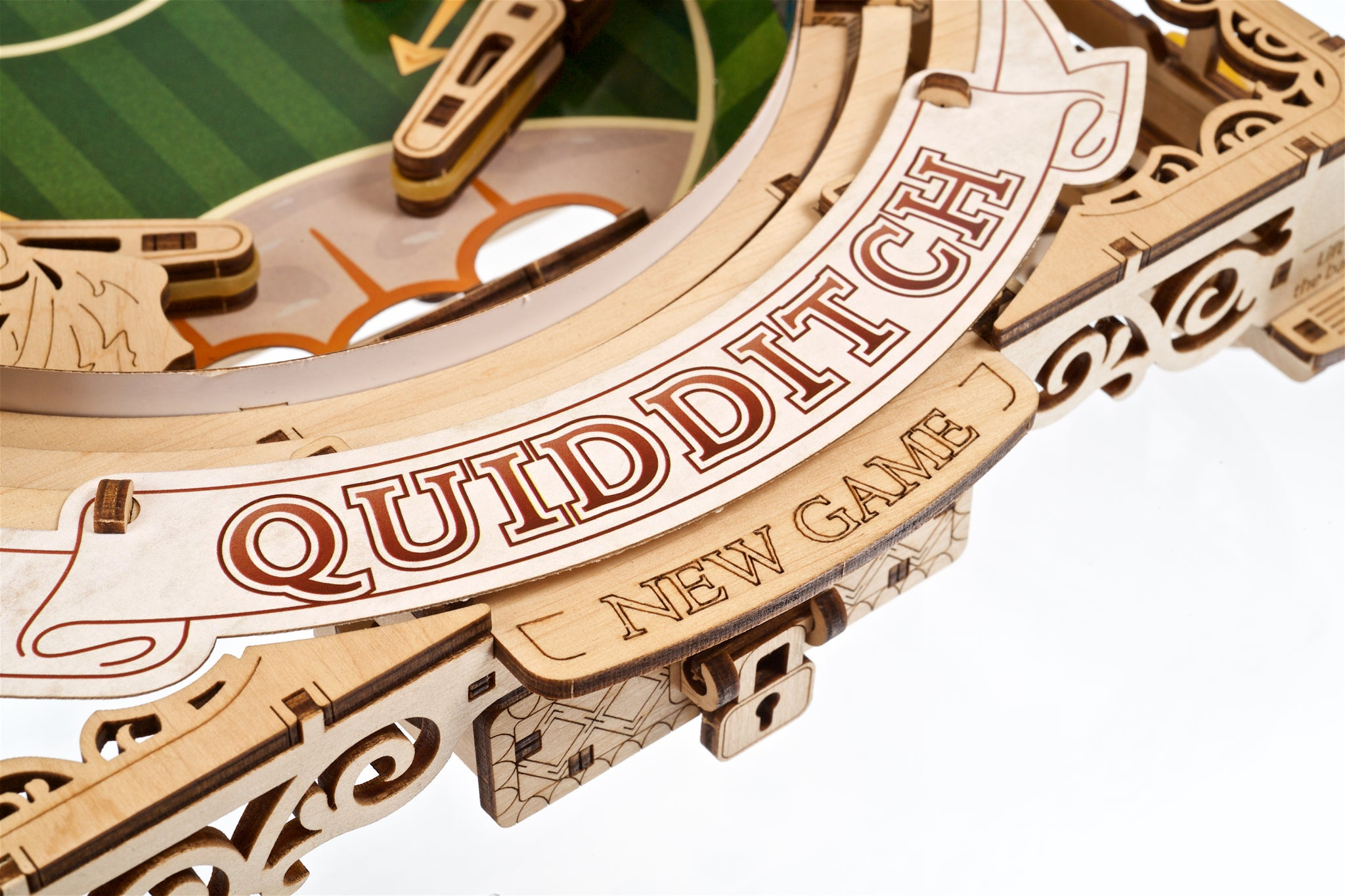 Ein hölzernes Modell für ein Quidditch-Spiel mit der Aufschrift "Quidditch New Game".