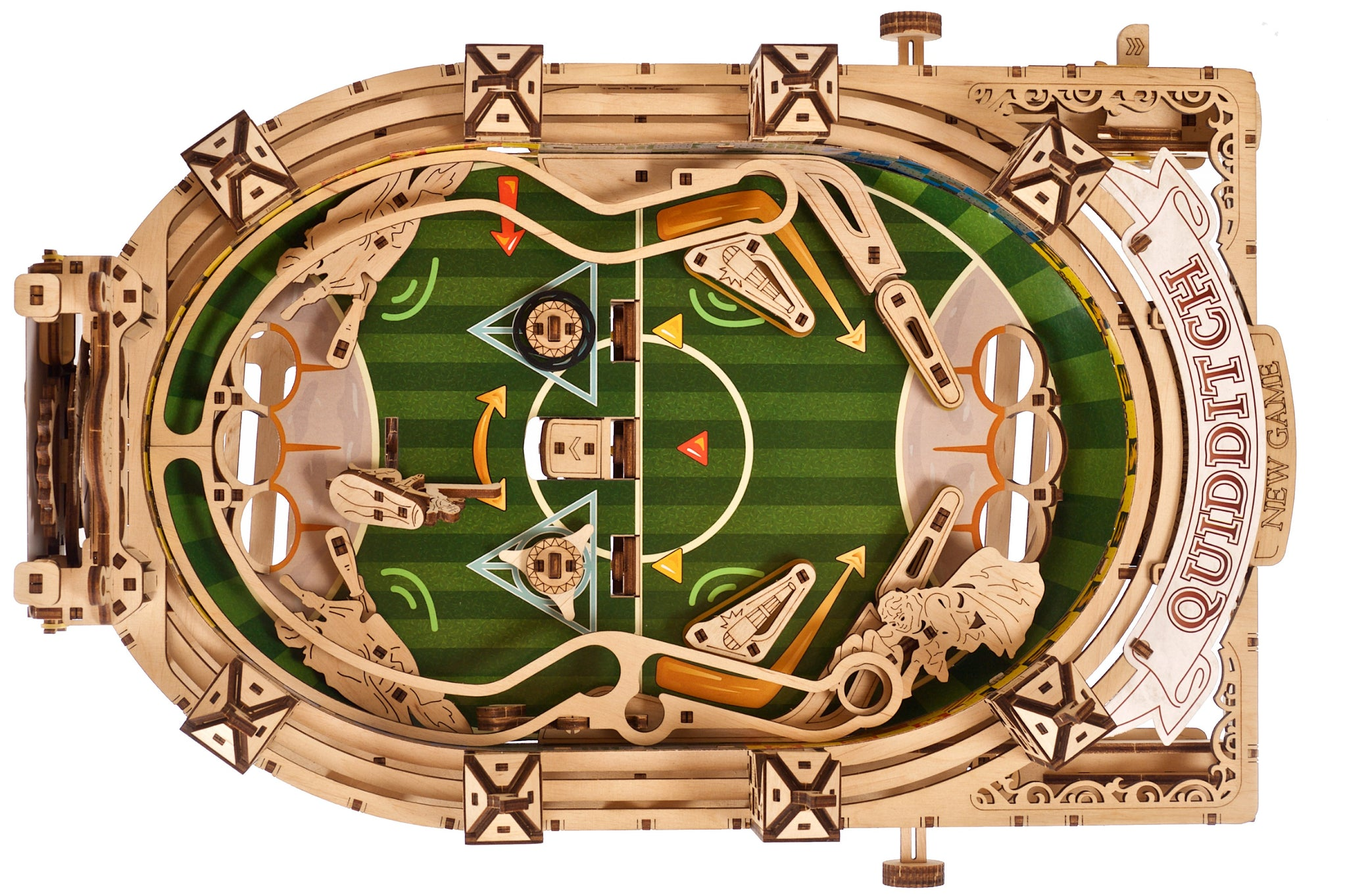 Ein hölzernes Quidditch-Spielbrett mit grünem Feld, Holzfiguren und einer "Quidditch New Game"-Aufschrift.
